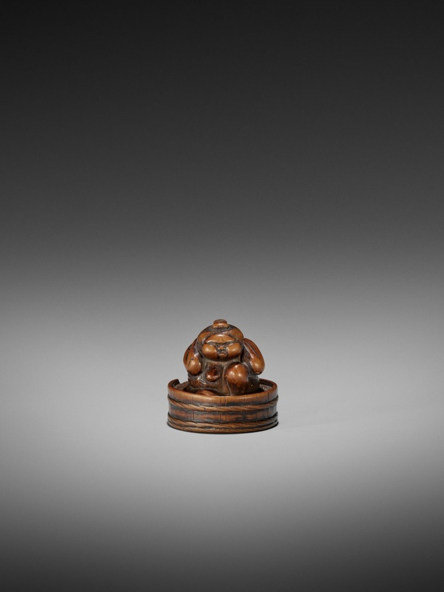 AN EARLY WOOD NETSUKE OF OKAME IN A BATHTUB UnsignedJapan, 18th century, Edo period (1615-1868)The - Bild 3 aus 6