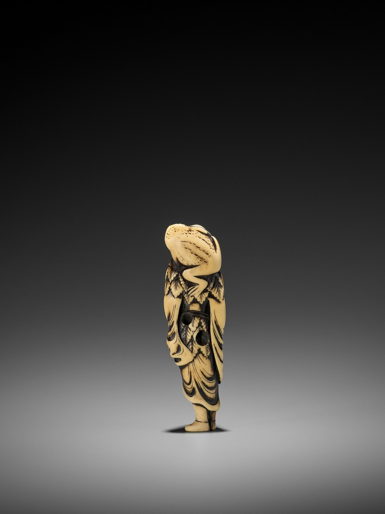 A TALL IVORY NETSUKE OF GAMA SENNIN UnsignedJapan, 18th century, Edo period (1615-1868)A large and - Image 2 of 9