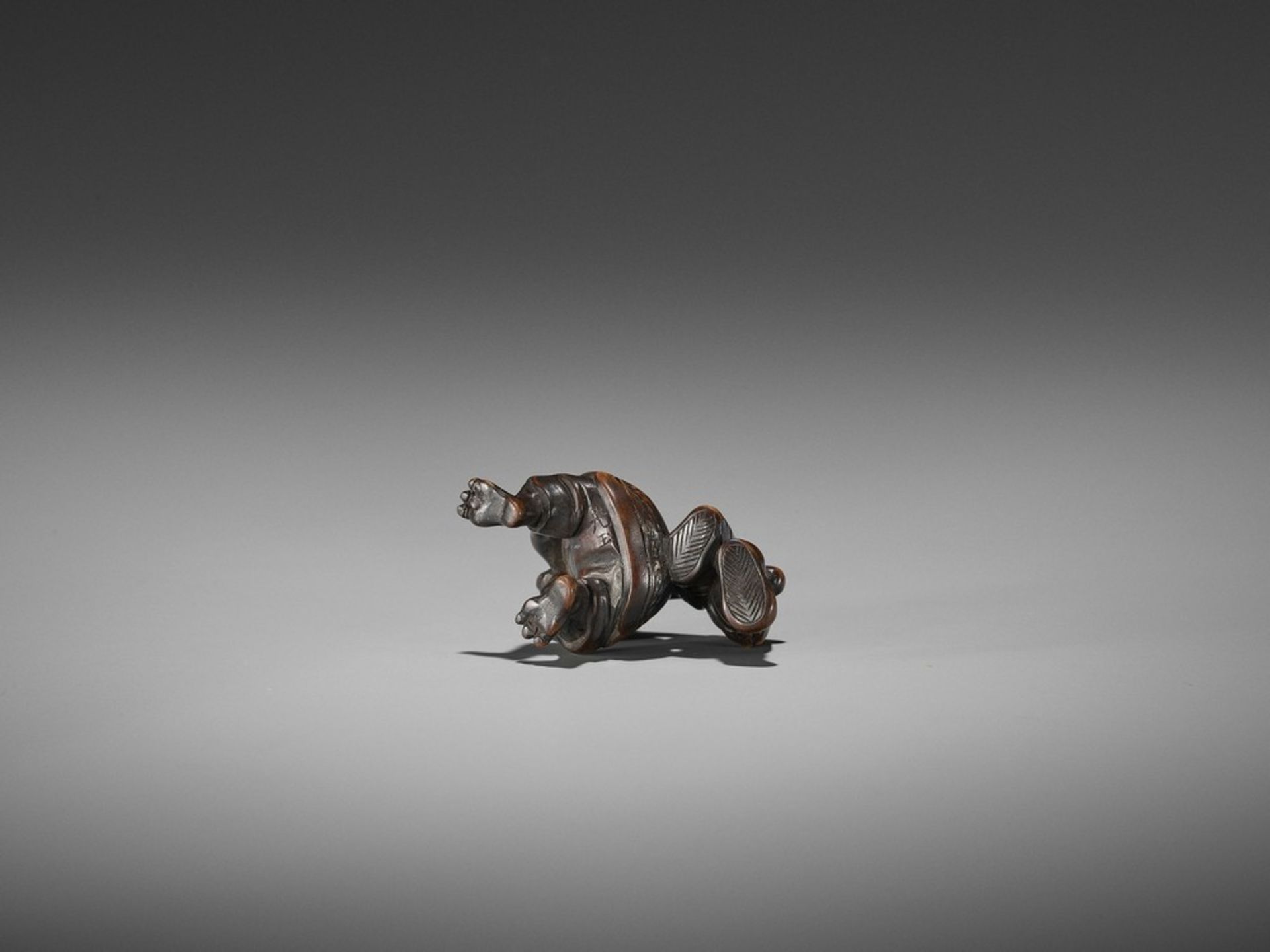 KOGYOKU: A FINE WOOD NETSUKE OF AN ONI STEALING SHOKI’S BELONGINGS By Kogyoku, signed Kogyoku - Bild 6 aus 8