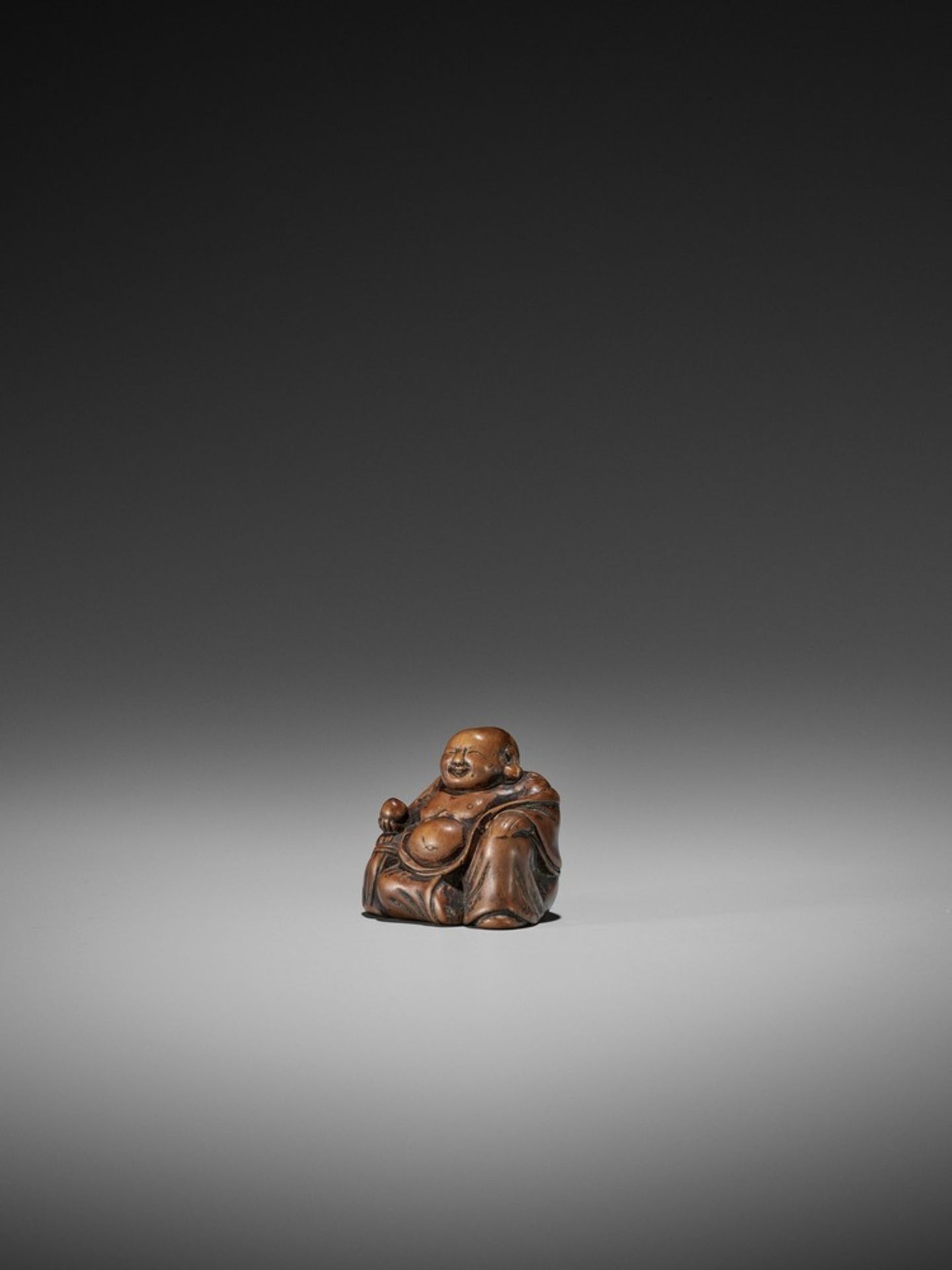 A RARE AND EARLY WOOD NETSUKE OF HOTEI UnsignedJapan, early to mid-18th century, Edo period (1615- - Bild 4 aus 12