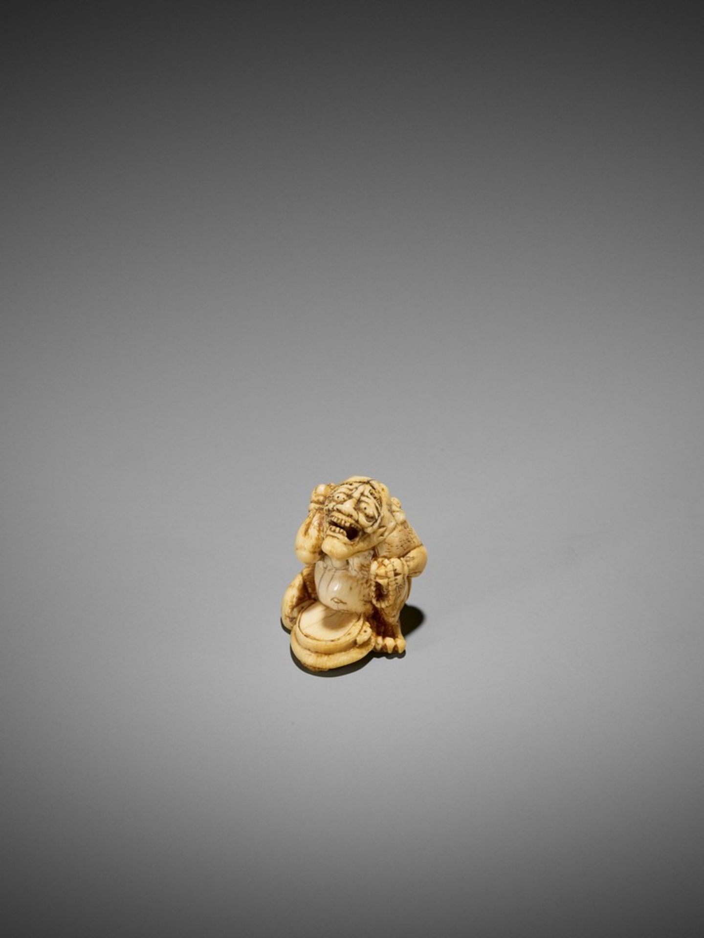 AN EARLY IVORY NETSUKE OF A REPENTING ONI UnsignedJapan, 18th century, Edo period (1615-1868)The - Bild 4 aus 9