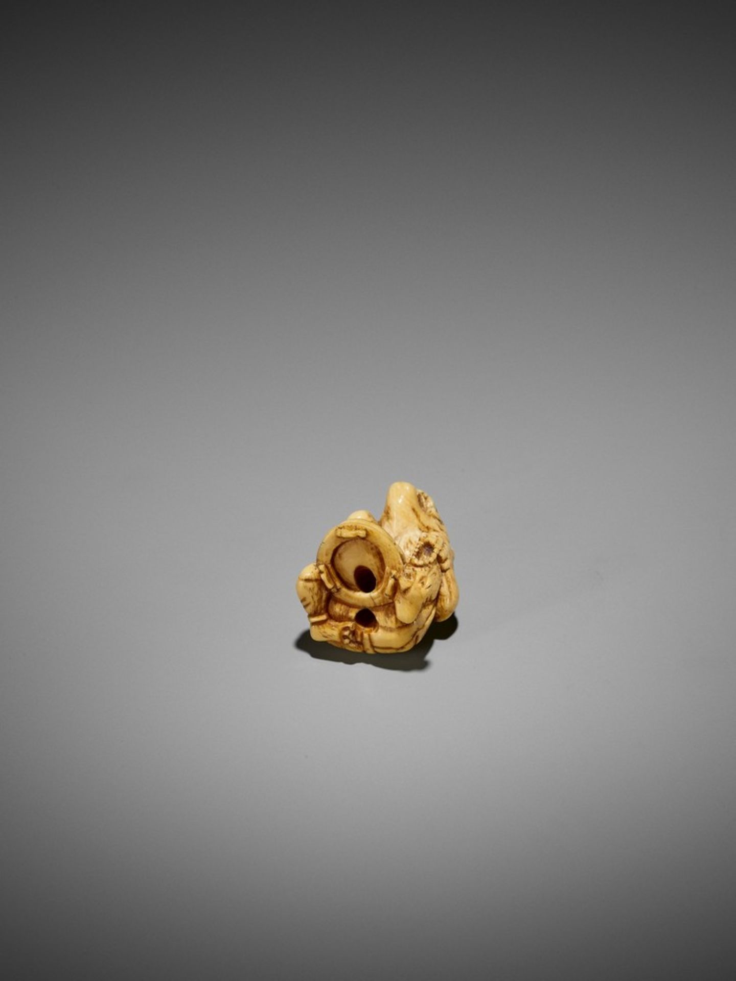 AN EARLY IVORY NETSUKE OF A REPENTING ONI UnsignedJapan, 18th century, Edo period (1615-1868)The - Bild 9 aus 9