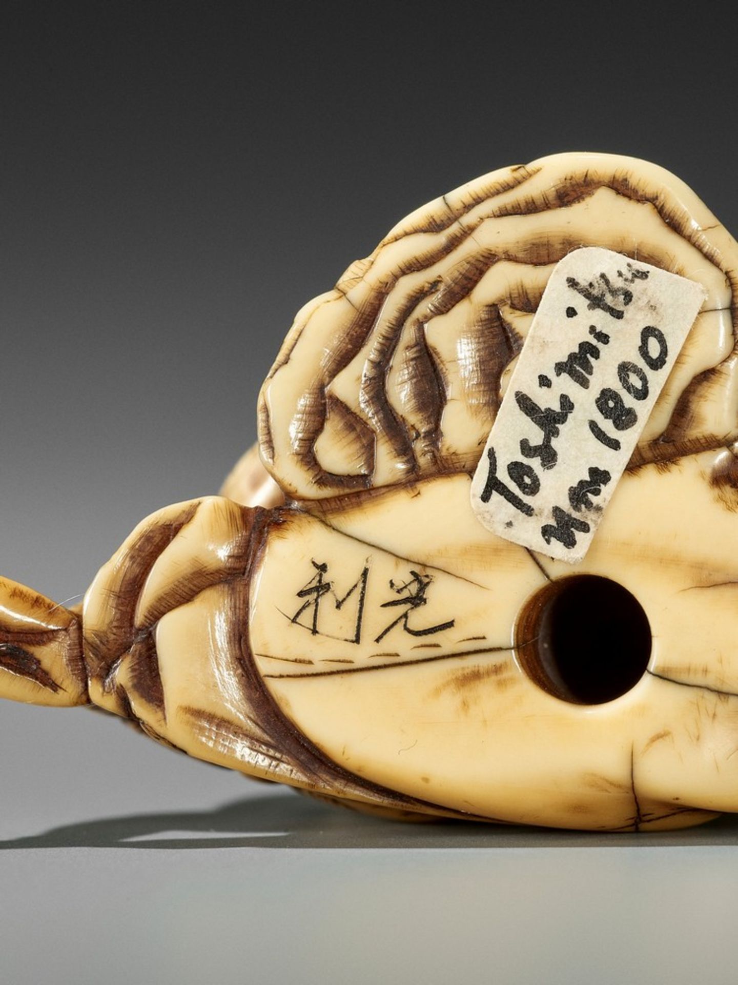 MITSUTOSHI: AN IVORY NETSUKE OF RAIJIN By Mitsutoshi, signed Mitsutoshi 光利Japan, late 18th to - Bild 8 aus 8