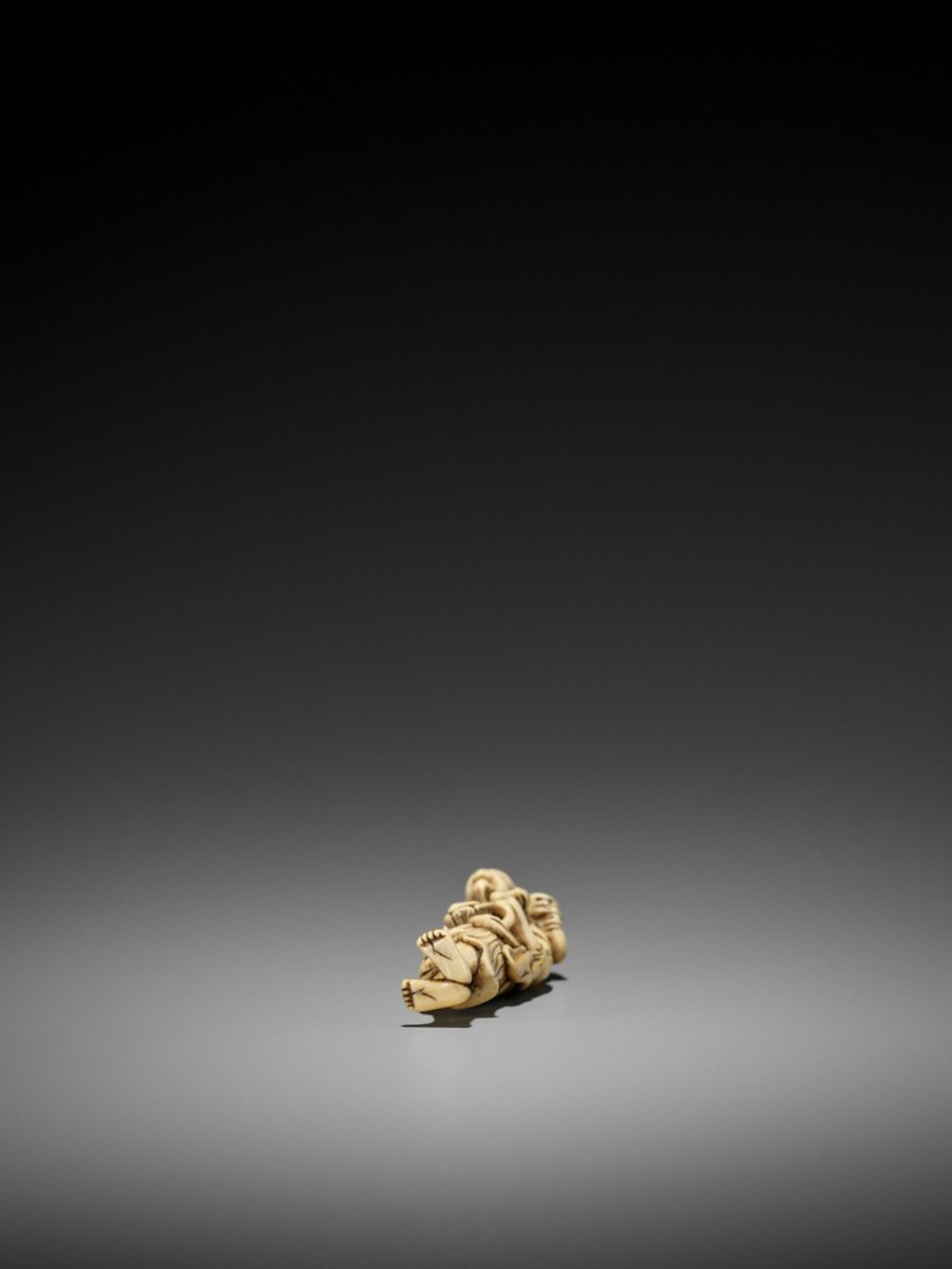 A RARE IVORY NETSUKE OF A SENNIN WITH ONI UnsignedJapan, late 18th century, Edo period (1615-1868) - Bild 8 aus 8