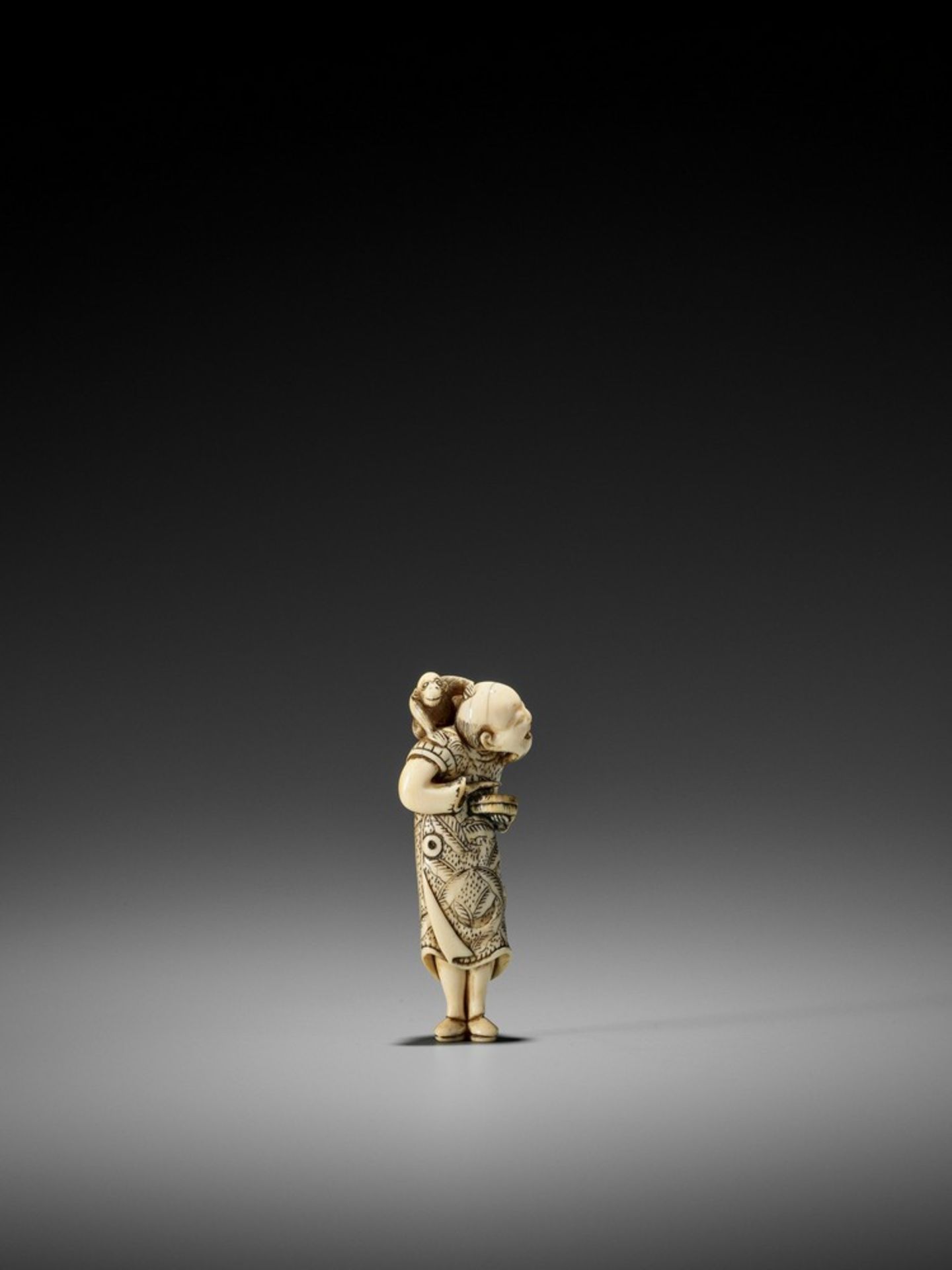 GISHO: AN IVORY NETSUKE OF A SARUMAWASHI By Gisho (Gijo), signed Gisho 義證Japan, late 18th to early - Bild 7 aus 9