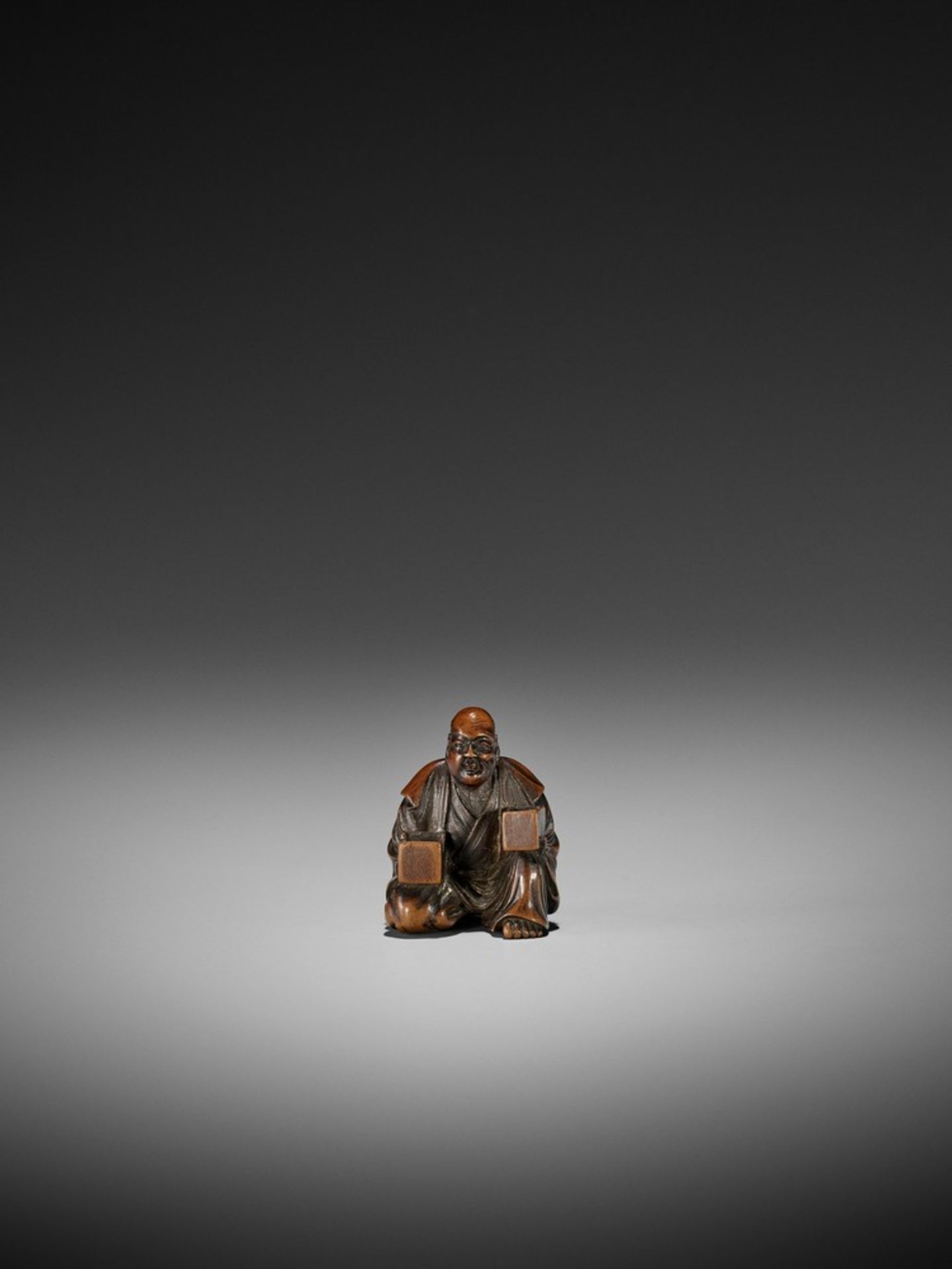 GYOKKO: A FINE WOOD NETSUKE OF A MASK SELLER By Gyokko, signed Gyokko 玉光Japan, Edo, mid-19th - Bild 3 aus 11