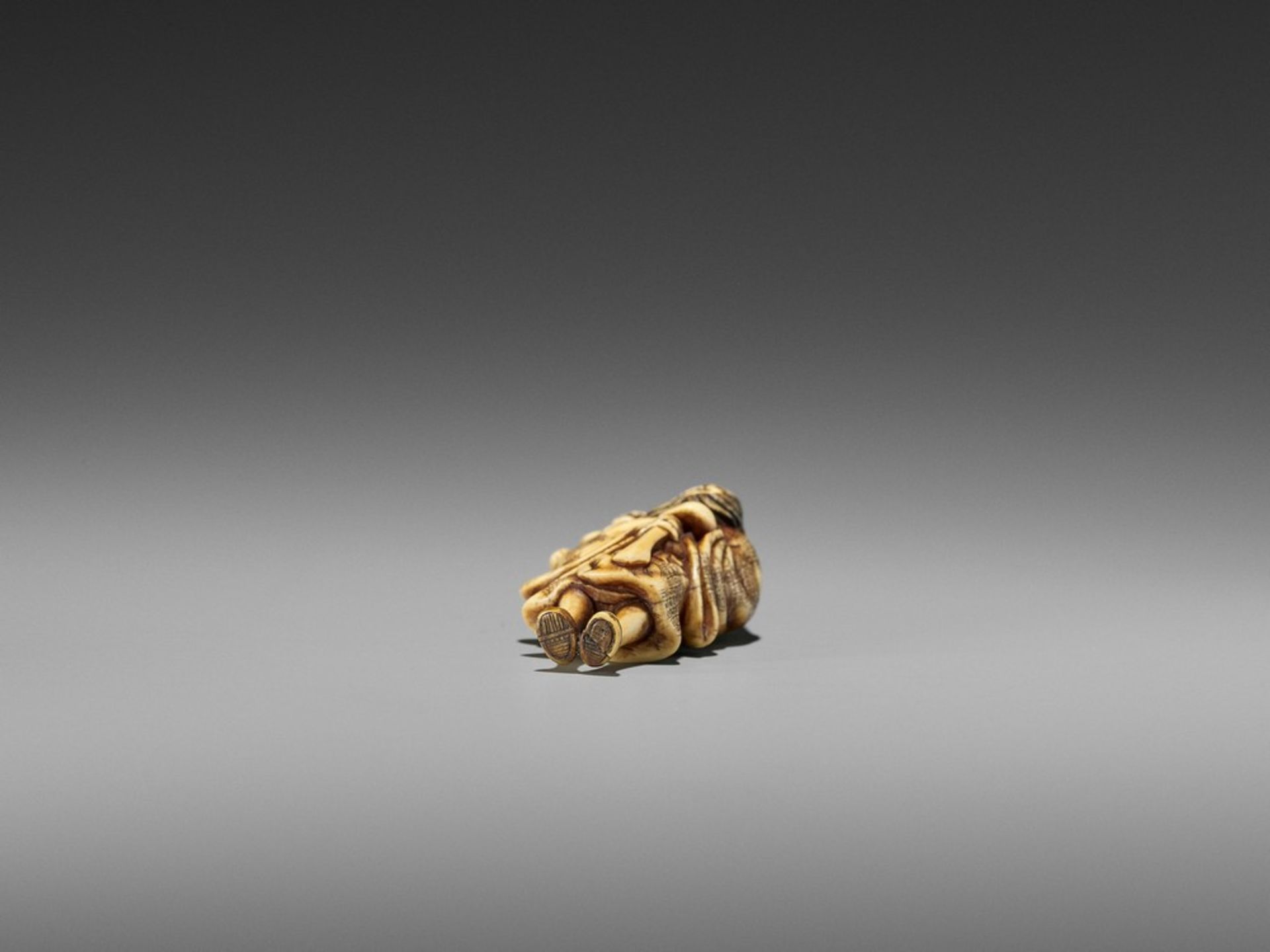 A FINE IVORY NETSUKE OF SHOKI AND ONI UnsignedJapan, probably Kyoto, late 18th to early 19th - Bild 8 aus 8