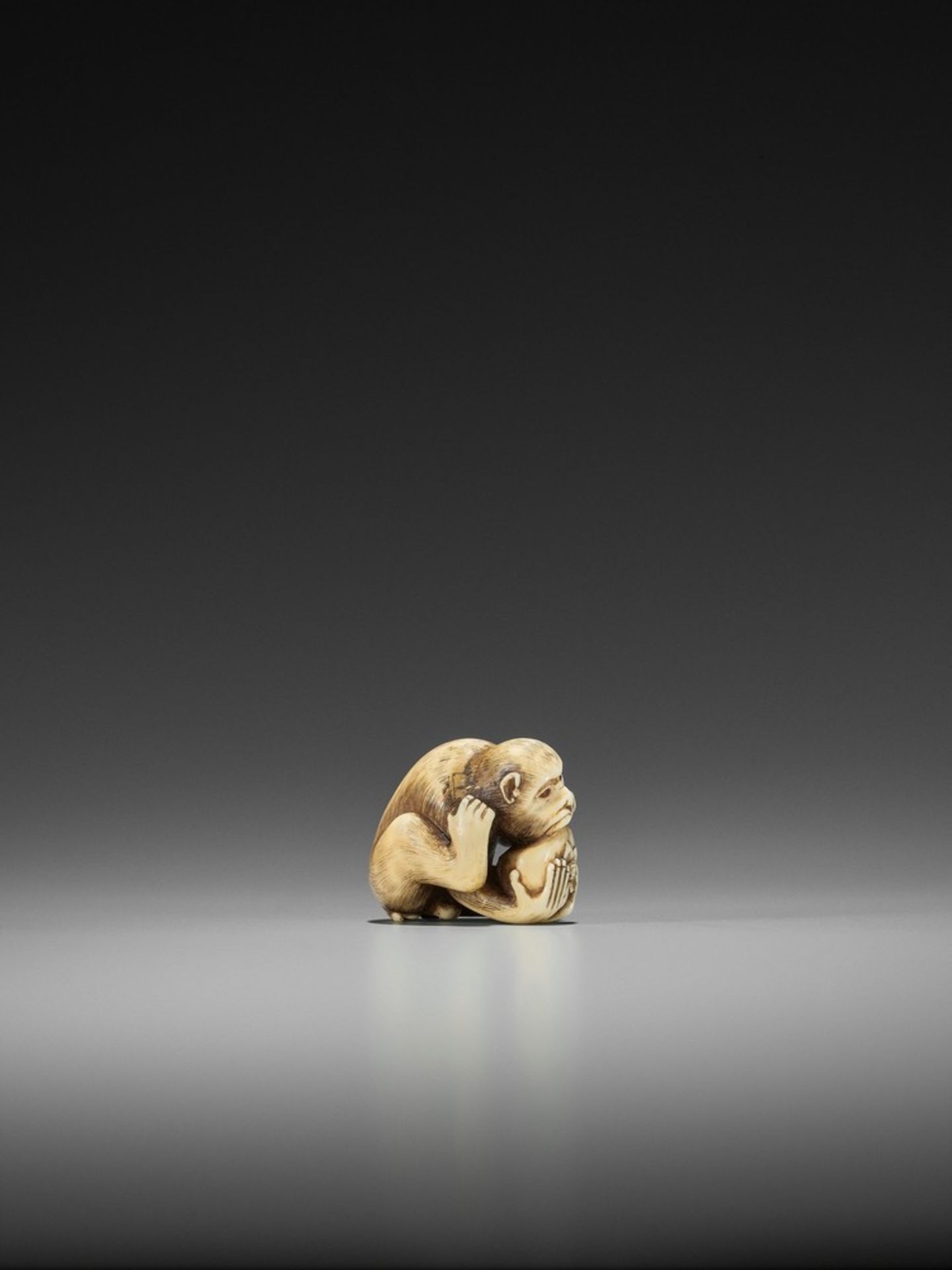 RANMEI: AN IVORY NETSUKE OF A MONKEY WITH PERSIMMON By Ranmei, signed Ranmei 蘭明Japan, Kyoto, 19th - Bild 6 aus 9