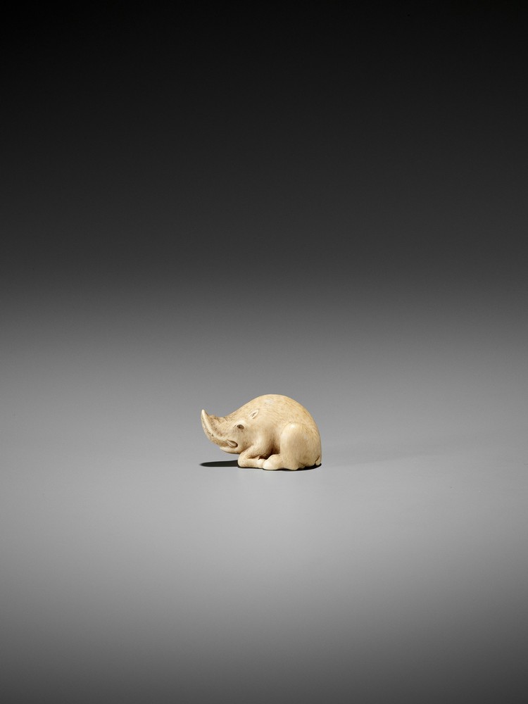 RANICHI: AN EXQUISITE IVORY NETSUKE OF A RECUMBENT BOAR By Ranichi, signed Ranichi 蘭一Japan, Kyoto, - Image 3 of 10