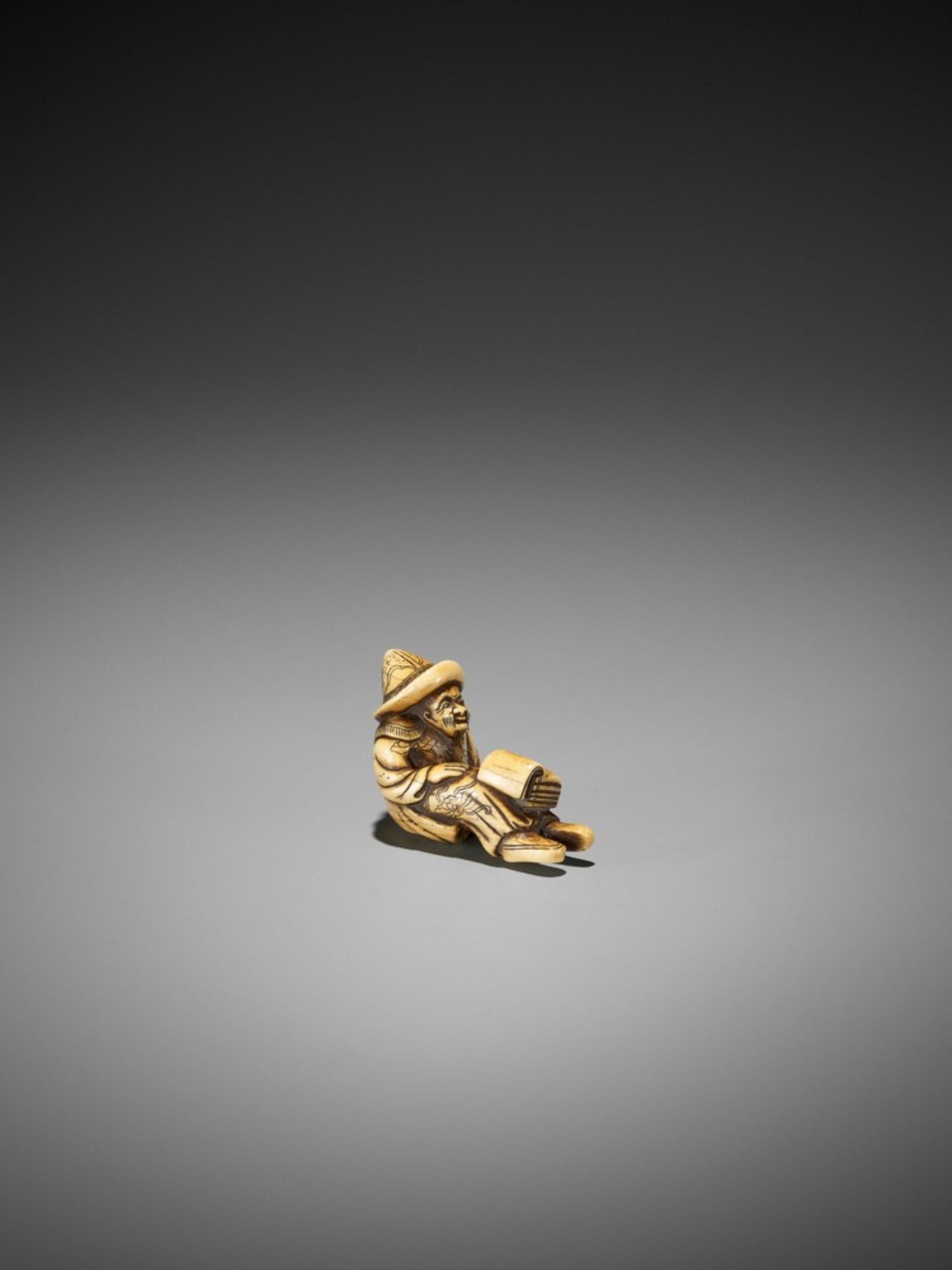 A RARE AND EARLY IVORY NETSUKE OF A SEATED DUTCHMAN READING UnsignedJapan, 18th century, Edo - Bild 6 aus 9