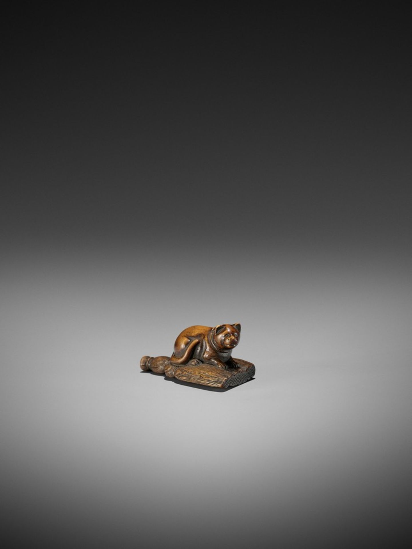 A WOOD NETSUKE OF A CAT ON A BROOM UnsignedJapan, early 19th century, Edo period (1615-1868)Finely - Bild 3 aus 7