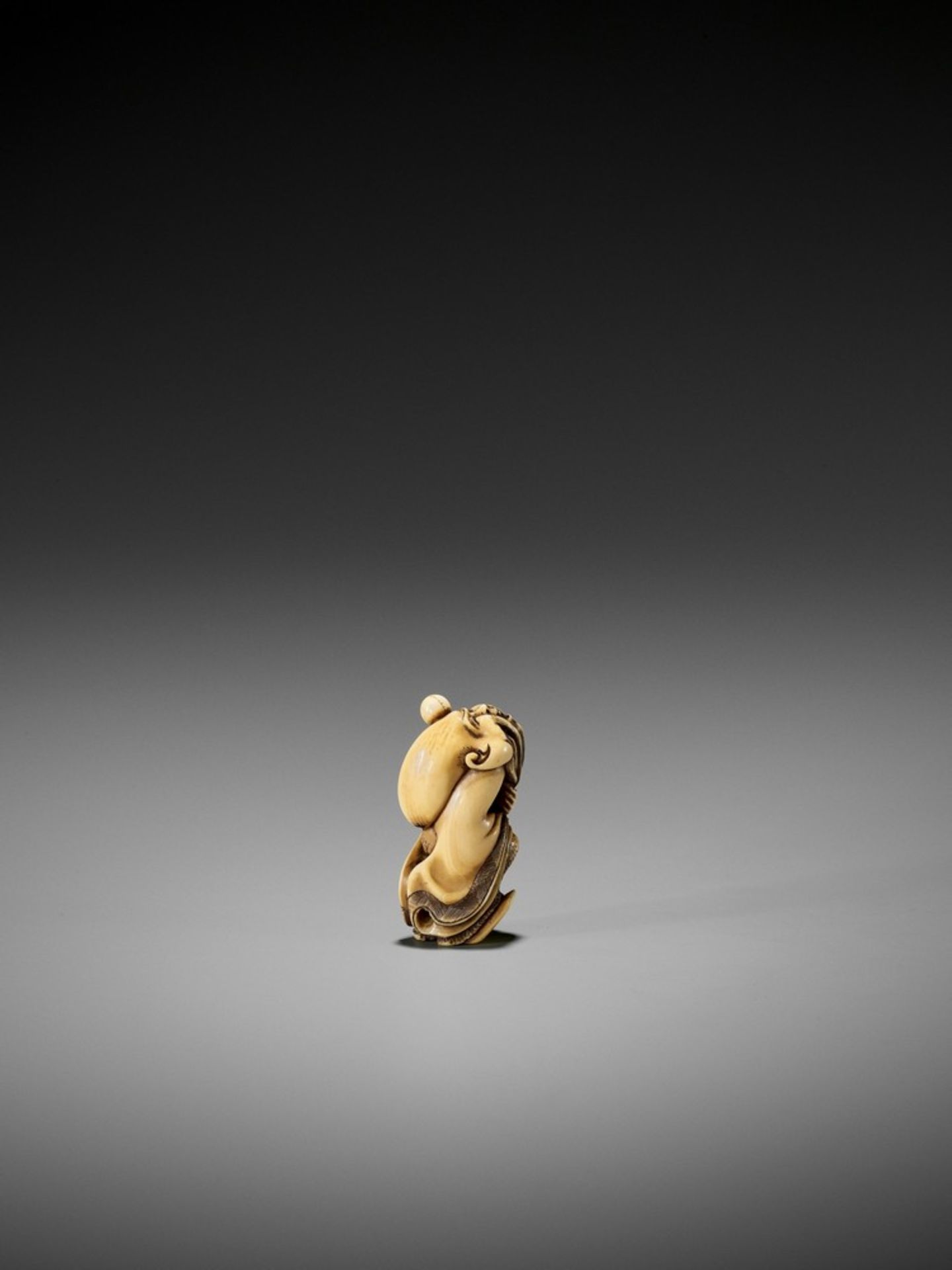 HIDEMASA: A RARE IVORY NETSUKE OF FUKUROKUJU PLAYING KEMARI By Hidemasa, signed Hidemasa 秀正Japan, - Bild 6 aus 16