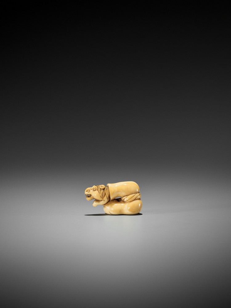 AN EARLY AND AMUSING IVORY NETSUKE OF CHOKARO’S HORSE STUCK IN A GOURD UnsignedJapan, 18th - Image 2 of 12