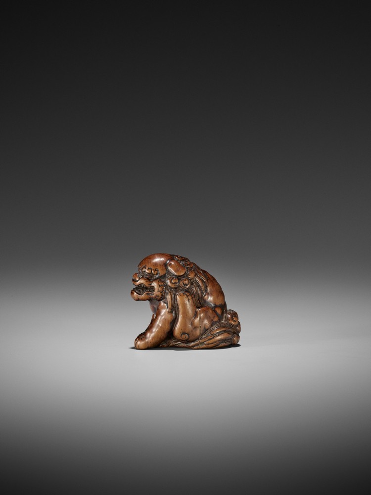 A WOOD NETSUKE OF A SHISHI ATTRIBUTED TO CHIKUYOSAI TOMOCHIKA I Attributed to Chikuyosai Tomochika - Image 3 of 11