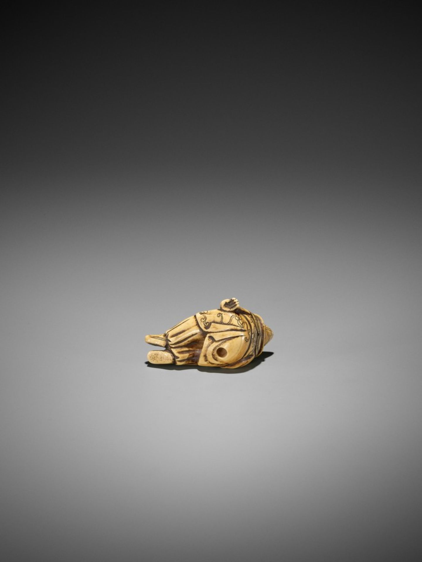 A RARE AND EARLY IVORY NETSUKE OF A SEATED DUTCHMAN READING UnsignedJapan, 18th century, Edo - Bild 9 aus 9