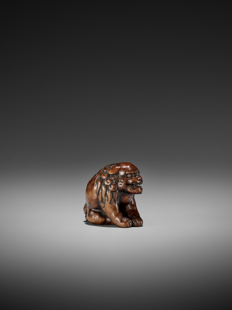 A WOOD NETSUKE OF A SHISHI ATTRIBUTED TO CHIKUYOSAI TOMOCHIKA I Attributed to Chikuyosai Tomochika - Image 7 of 11