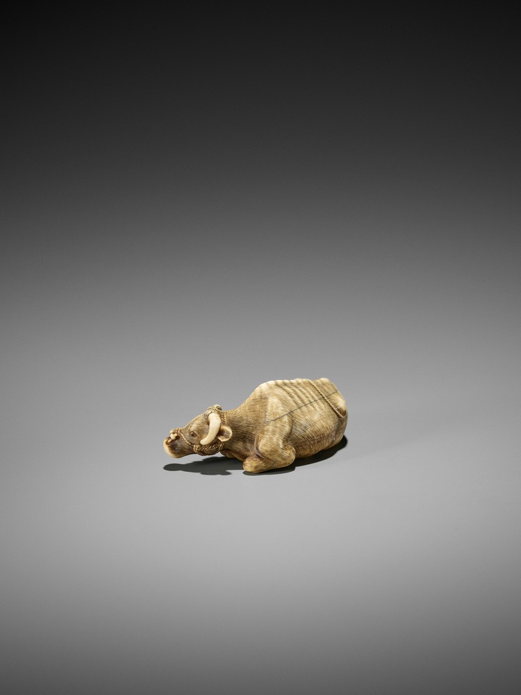 TOMOTADA: A FINE IVORY NETSUKE OF A RECUMBENT COW Signed Tomotada 友忠Japan, Kyoto, late 18th to early - Image 5 of 10