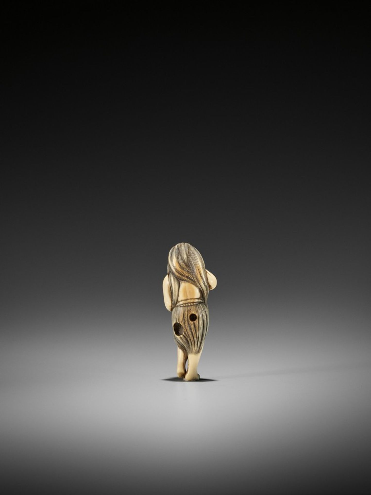 AN EXQUISITE IVORY NETSUKE OF A DIVING GIRL (AMA) UnsignedJapan, 18th century, Edo period (1615- - Image 2 of 8