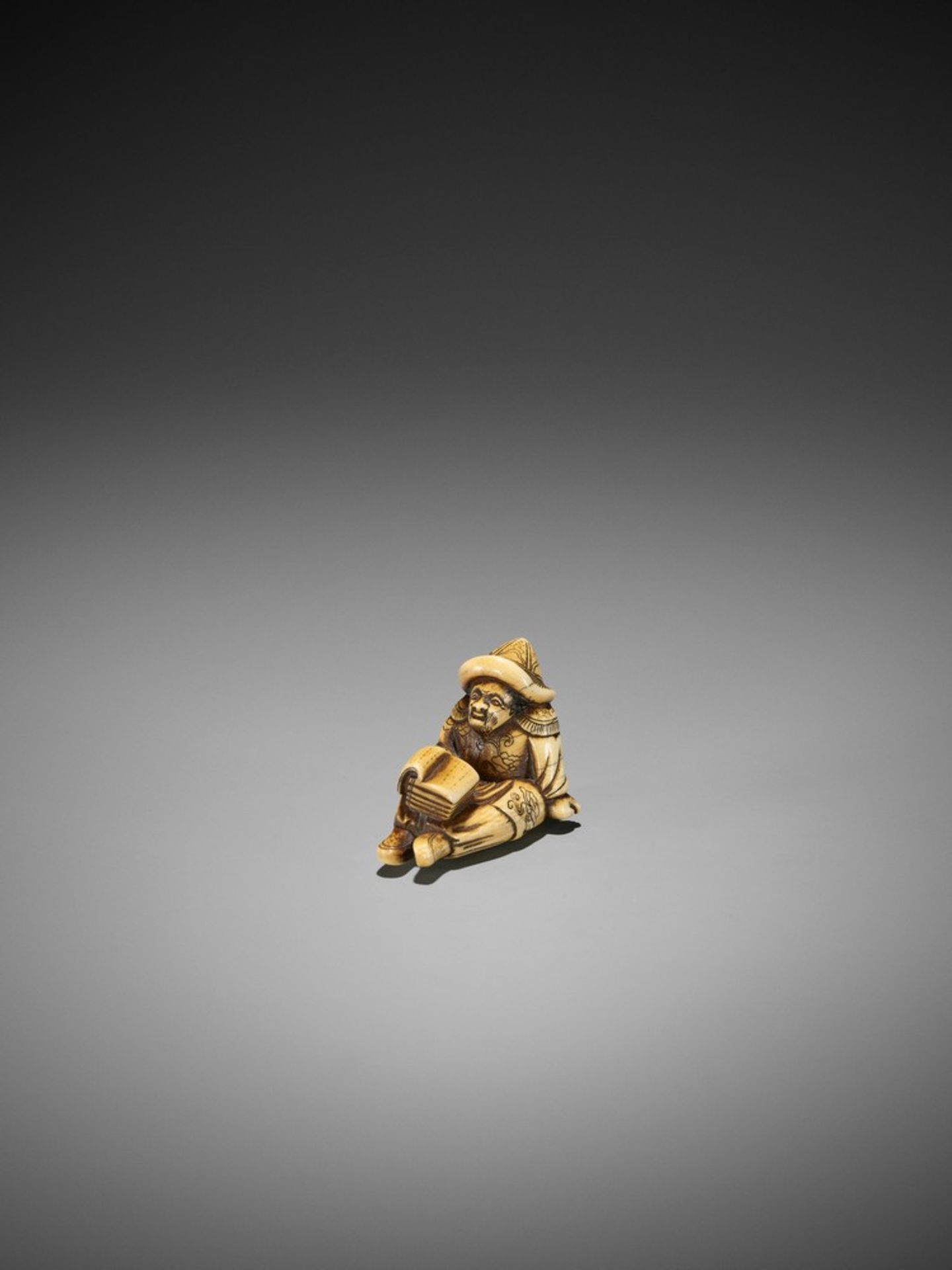 A RARE AND EARLY IVORY NETSUKE OF A SEATED DUTCHMAN READING UnsignedJapan, 18th century, Edo - Bild 7 aus 9