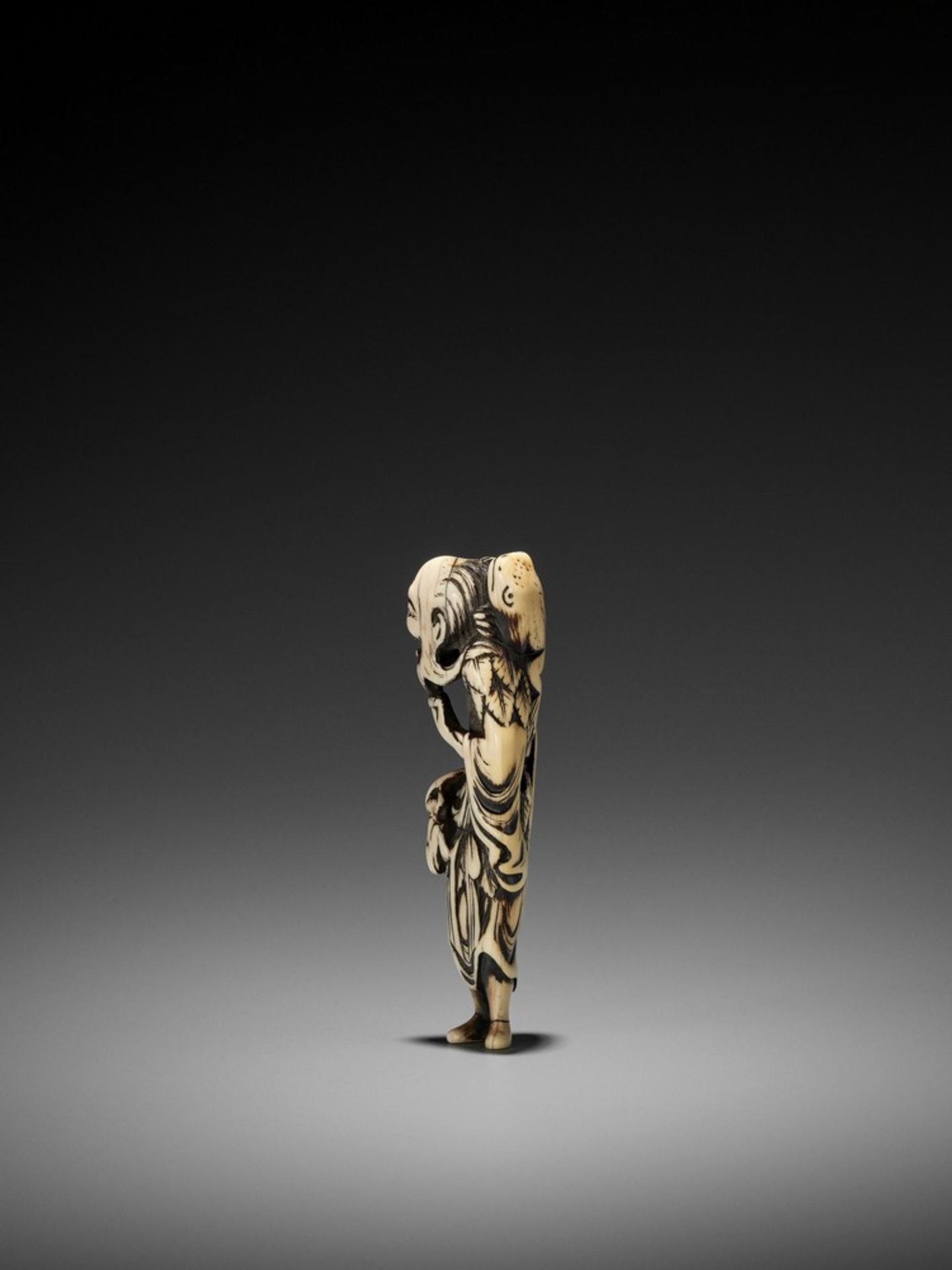 A TALL IVORY NETSUKE OF GAMA SENNIN UnsignedJapan, 18th century, Edo period (1615-1868)A large and - Bild 5 aus 9