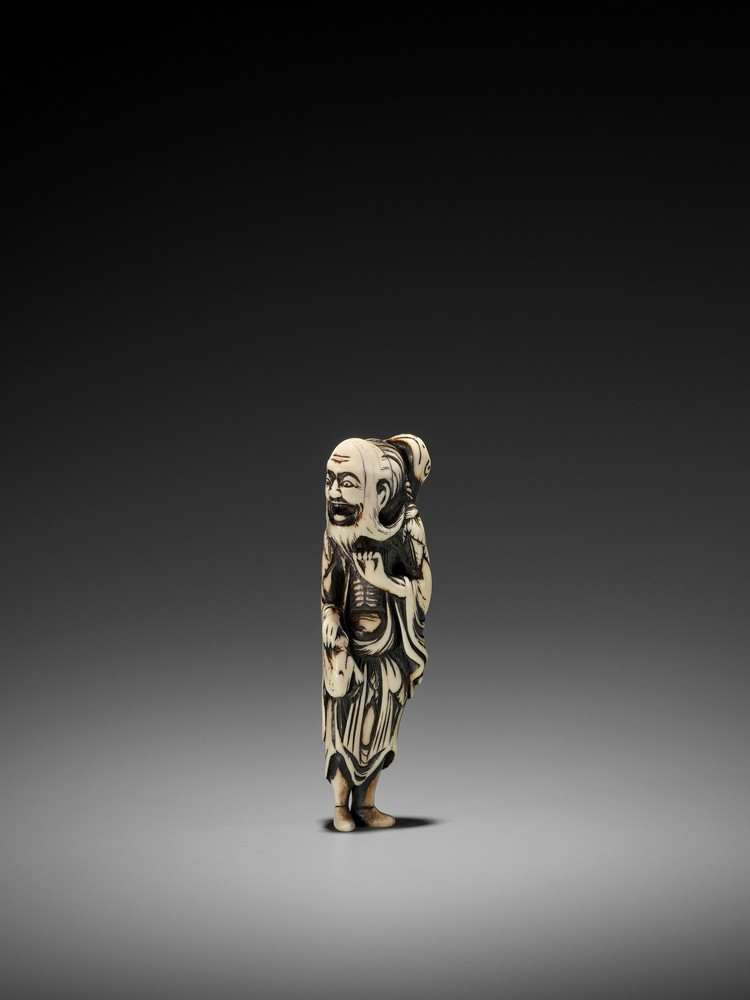 A TALL IVORY NETSUKE OF GAMA SENNIN UnsignedJapan, 18th century, Edo period (1615-1868)A large and - Image 3 of 9