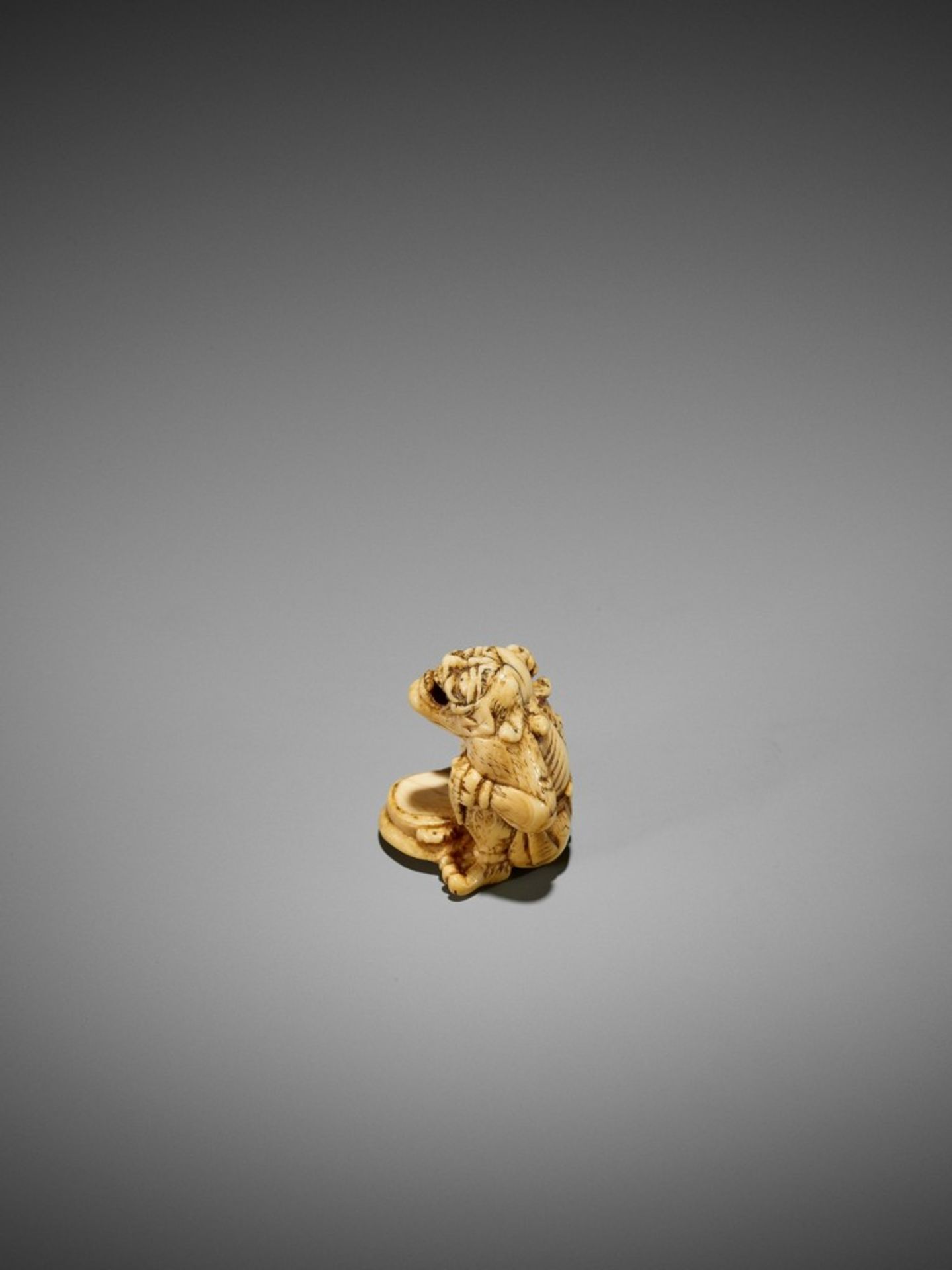 AN EARLY IVORY NETSUKE OF A REPENTING ONI UnsignedJapan, 18th century, Edo period (1615-1868)The - Bild 6 aus 9