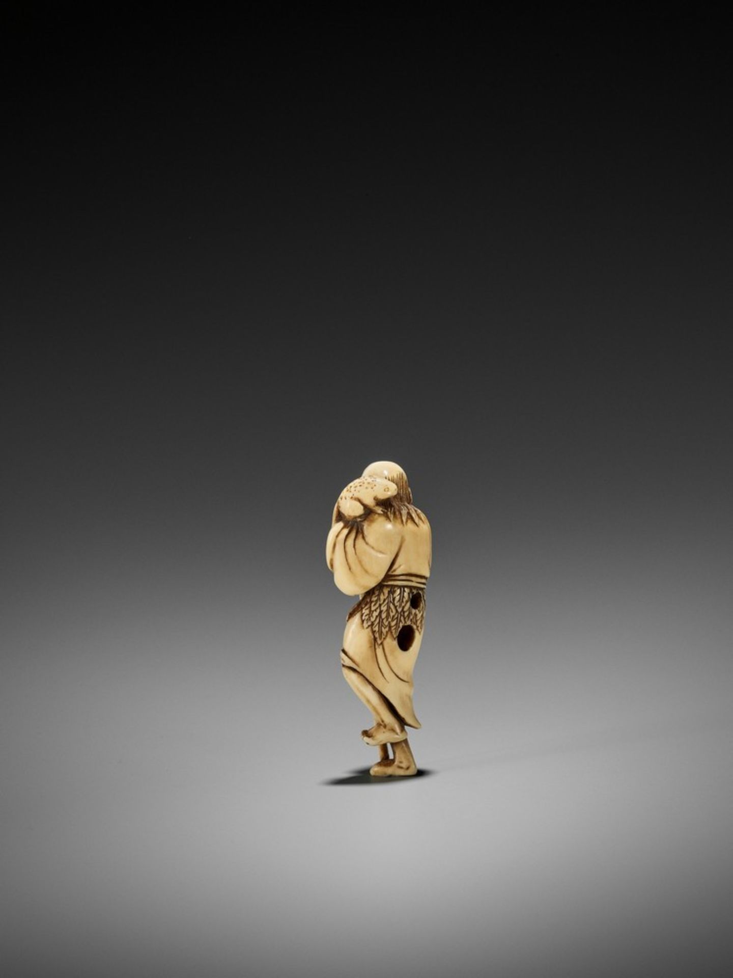 AN IVORY NETSUKE OF GAMA SENNIN UnsignedJapan, late 18th century, Edo period (1615-1868)Gama - Bild 2 aus 10