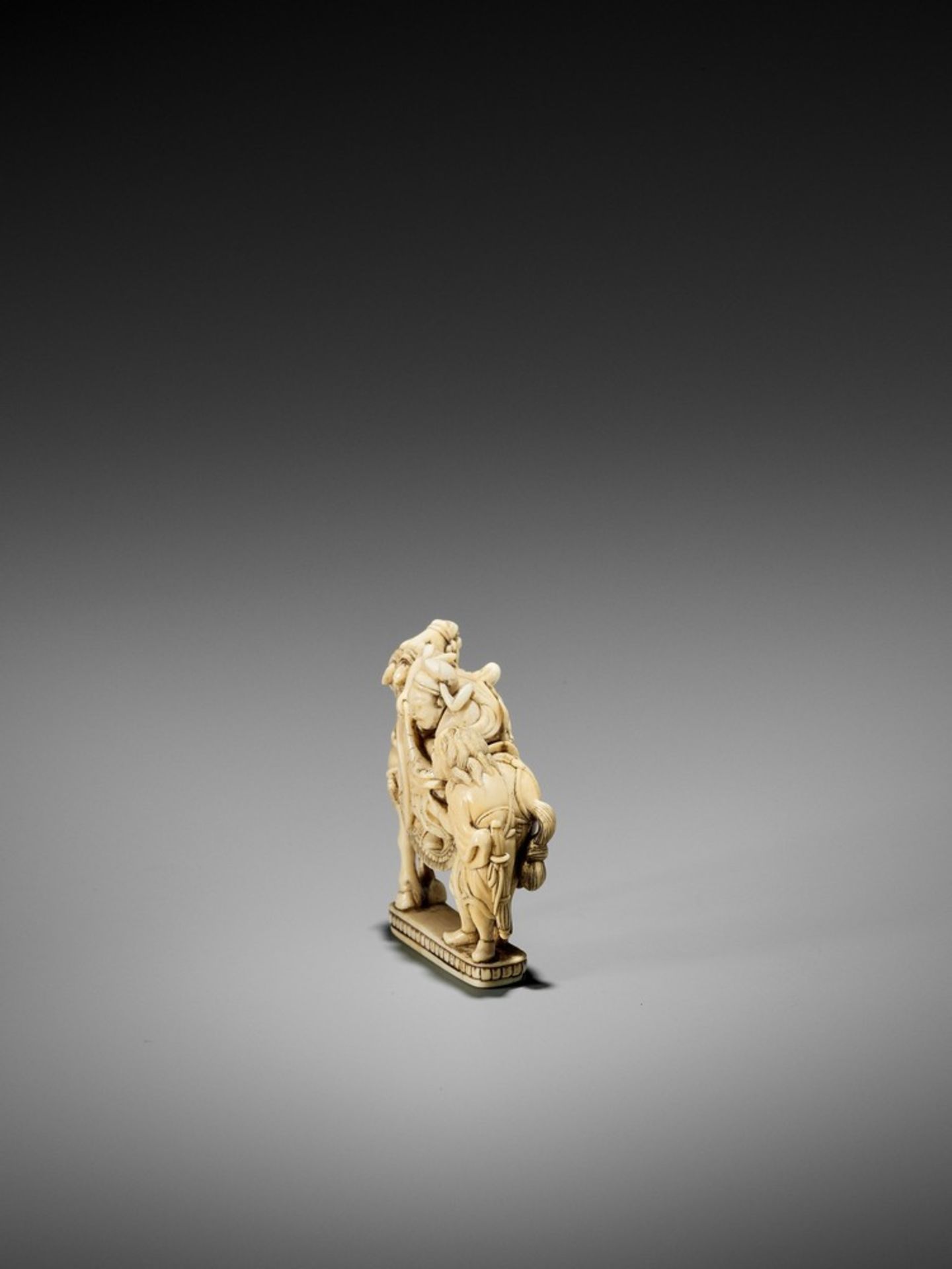 A RARE AND LARGE IVORY SEAL NETSUKE OF YOJO AND CHO BUJUTSU UnsignedJapan, mid-18th century, Edo - Bild 10 aus 13