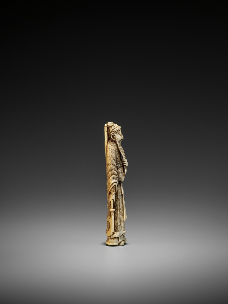 A LARGE IVORY NETSUKE OF KAN’U UnsignedJapan, late 18th century, Edo period (1615-1868)The god of - Image 6 of 9