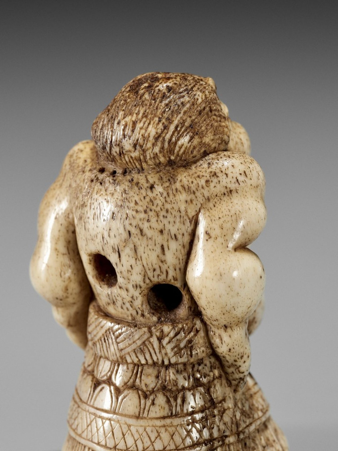 A SUPERB STAG ANTLER NETSUKE OF A SUMO WRESTLER UnsignedJapan, 19th century, Edo period (1615-1868) - Bild 8 aus 13