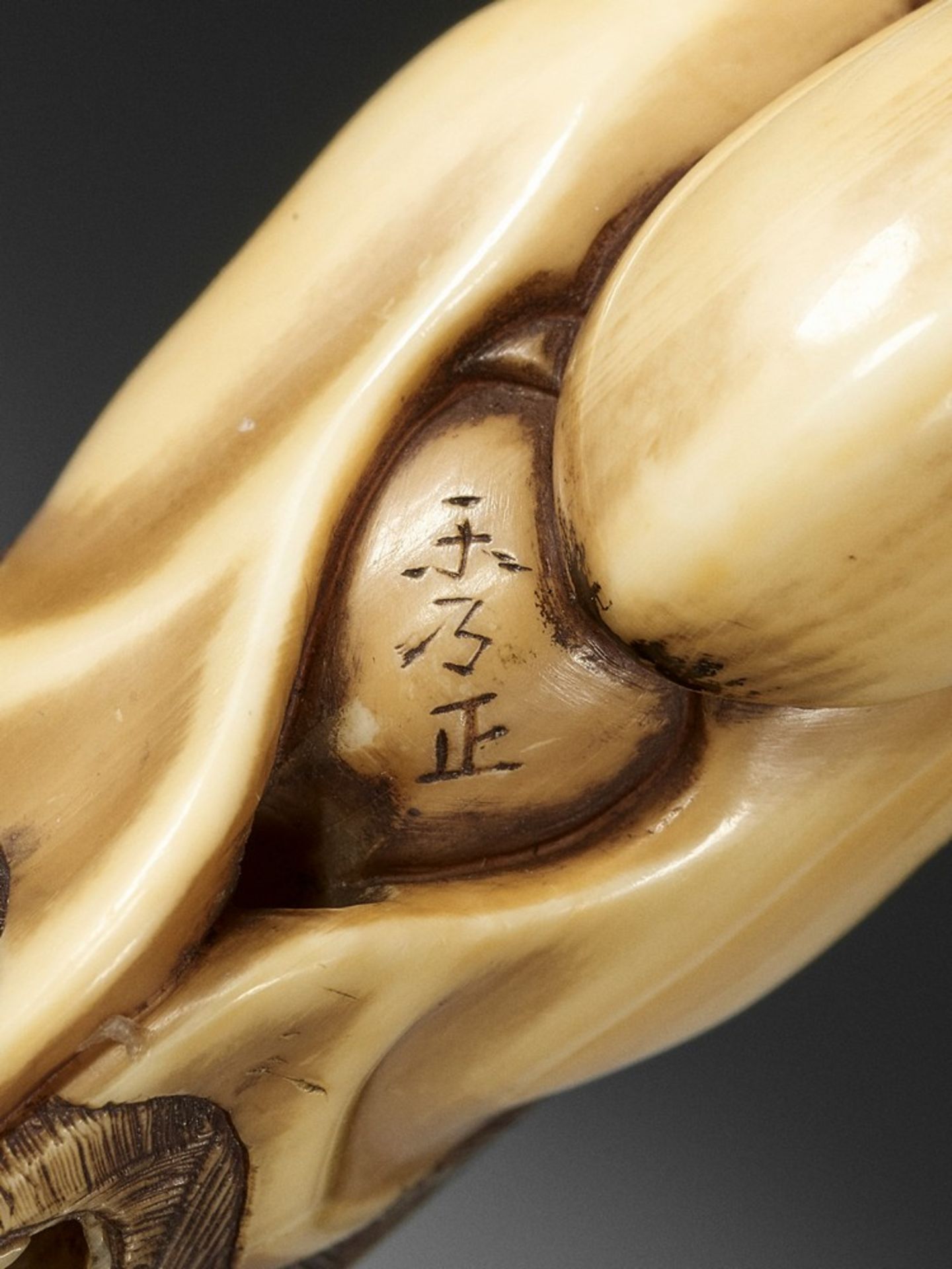 HIDEMASA: A RARE IVORY NETSUKE OF FUKUROKUJU PLAYING KEMARI By Hidemasa, signed Hidemasa 秀正Japan, - Bild 14 aus 16