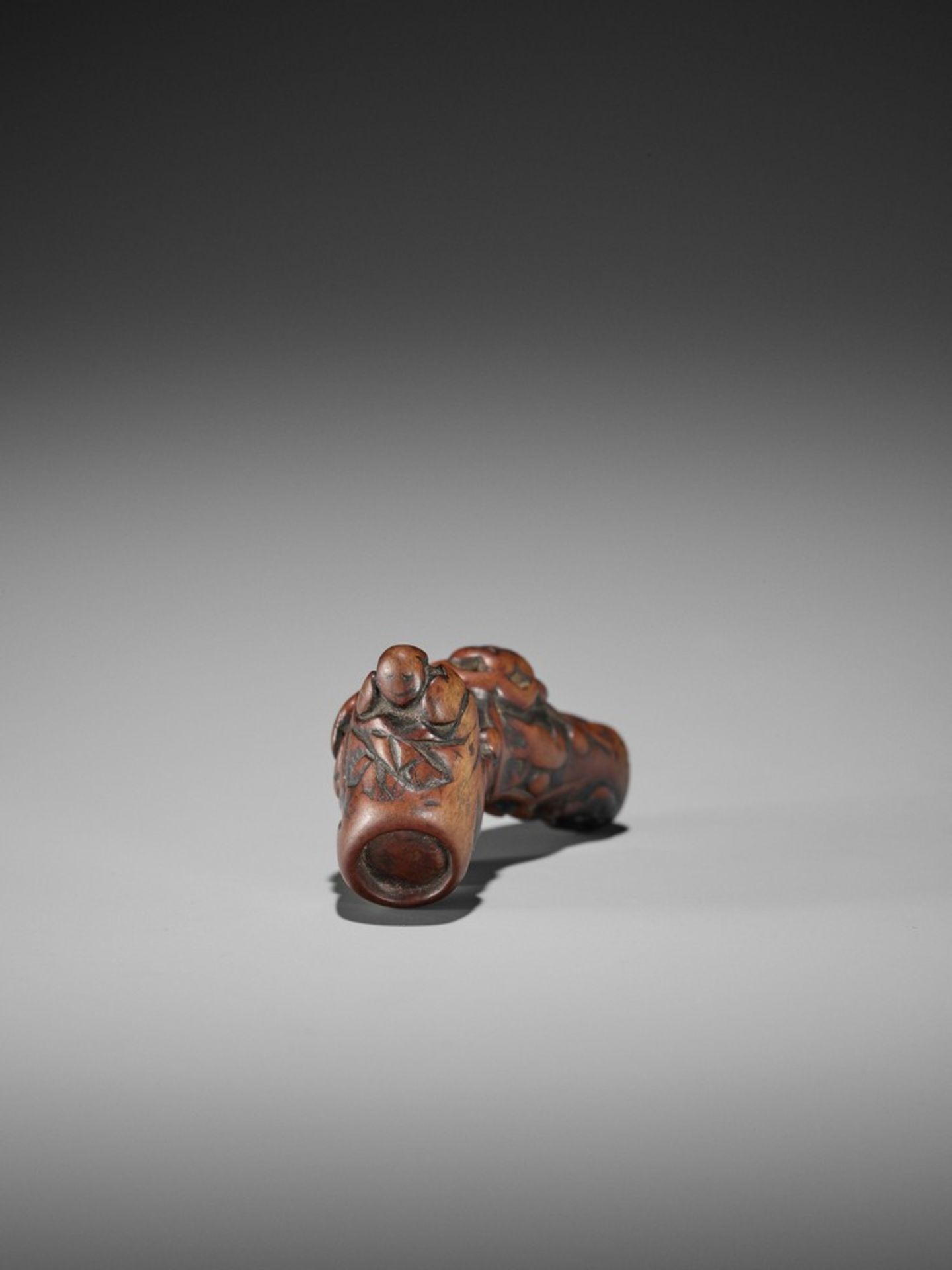 AN OLD WORN WOOD NETSUKE OF BIRDS AND MONKEYS IN A PLUM TREE UnsignedJapan, 18th century, Edo period - Bild 2 aus 12