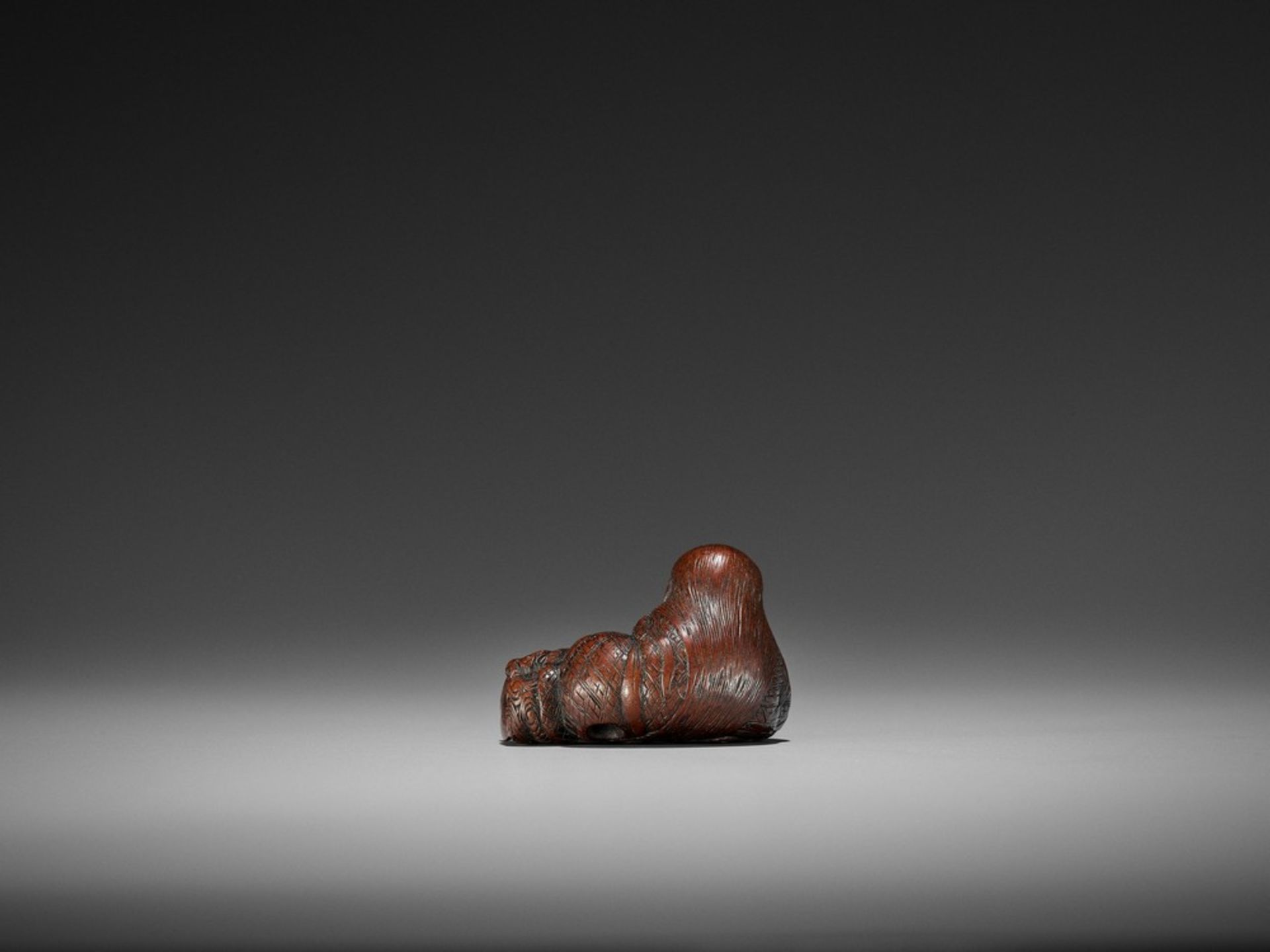 TOSHIMASA: AN EXCELLENT WOOD NETSUKE OF A SLEEPING SHOJO By Toshimasa, signed Toshimasa 利正Japan, - Bild 2 aus 11