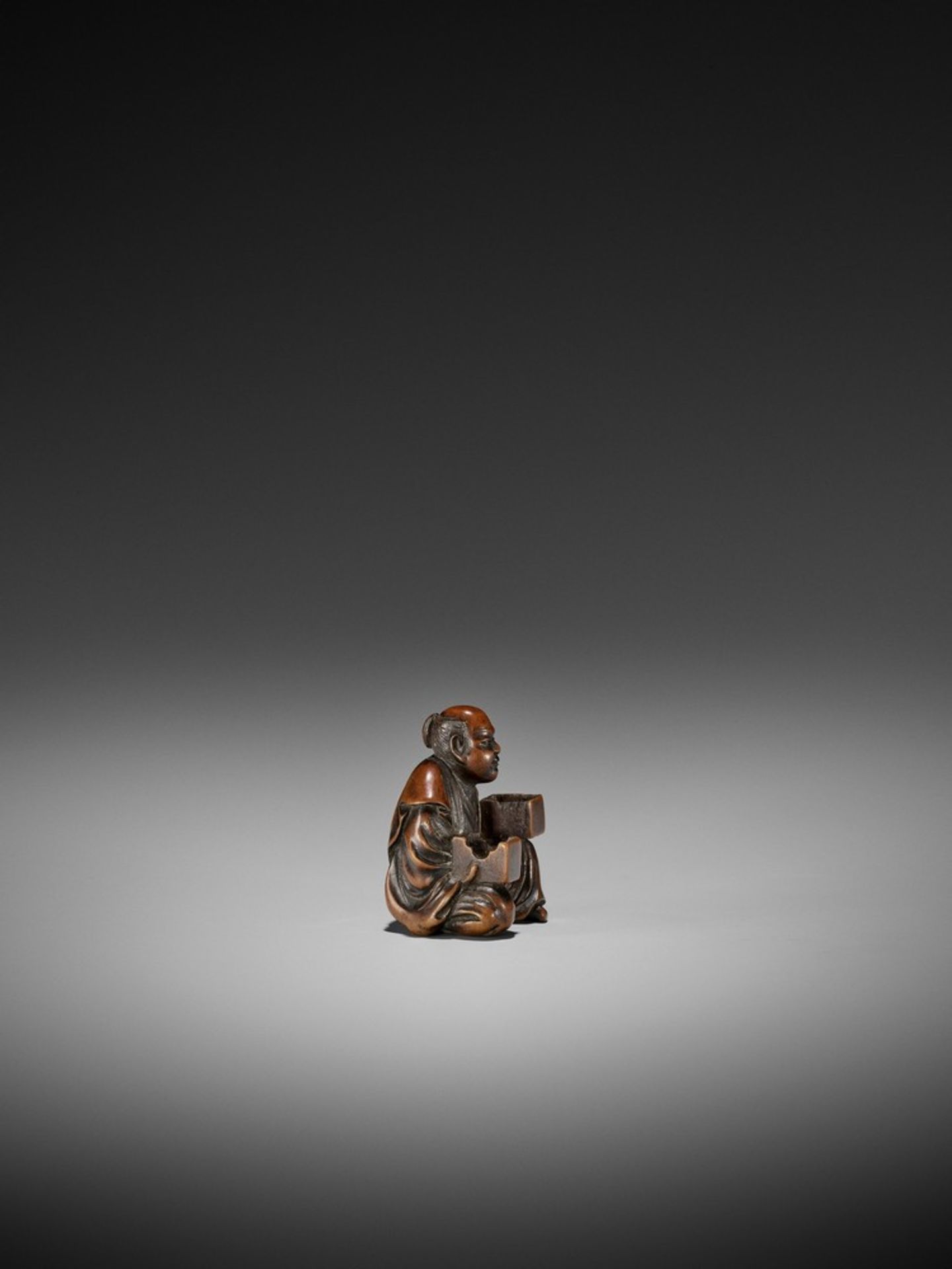 GYOKKO: A FINE WOOD NETSUKE OF A MASK SELLER By Gyokko, signed Gyokko 玉光Japan, Edo, mid-19th - Bild 6 aus 11