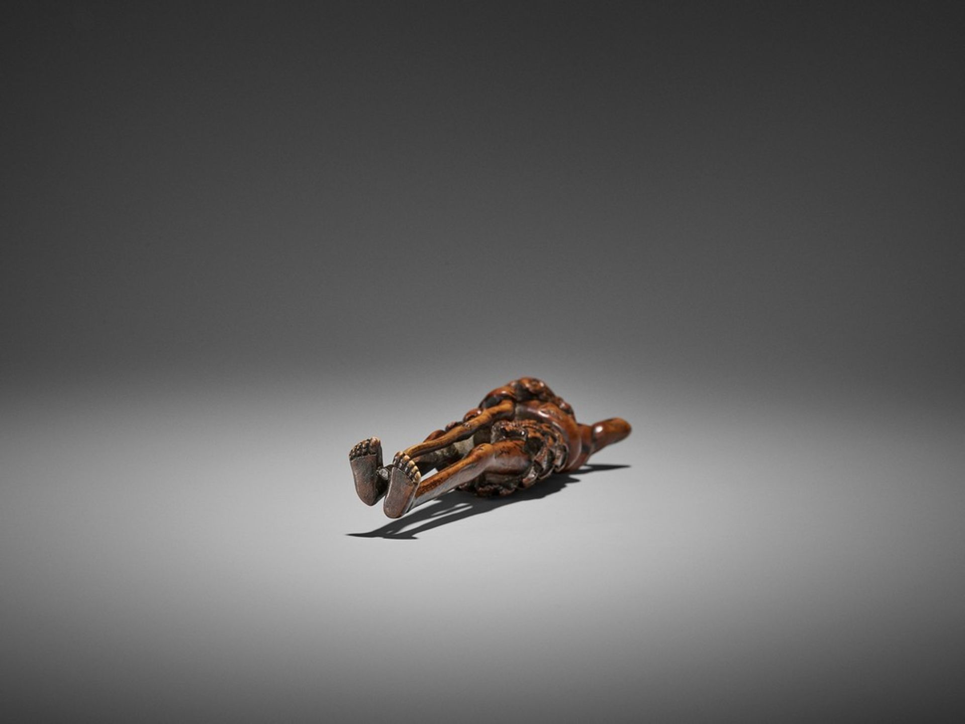 A SUPERB AND VERY LARGE WOOD NETSUKE OF ASHINAGA UnsignedJapan, early 19th century, Edo period ( - Bild 11 aus 11