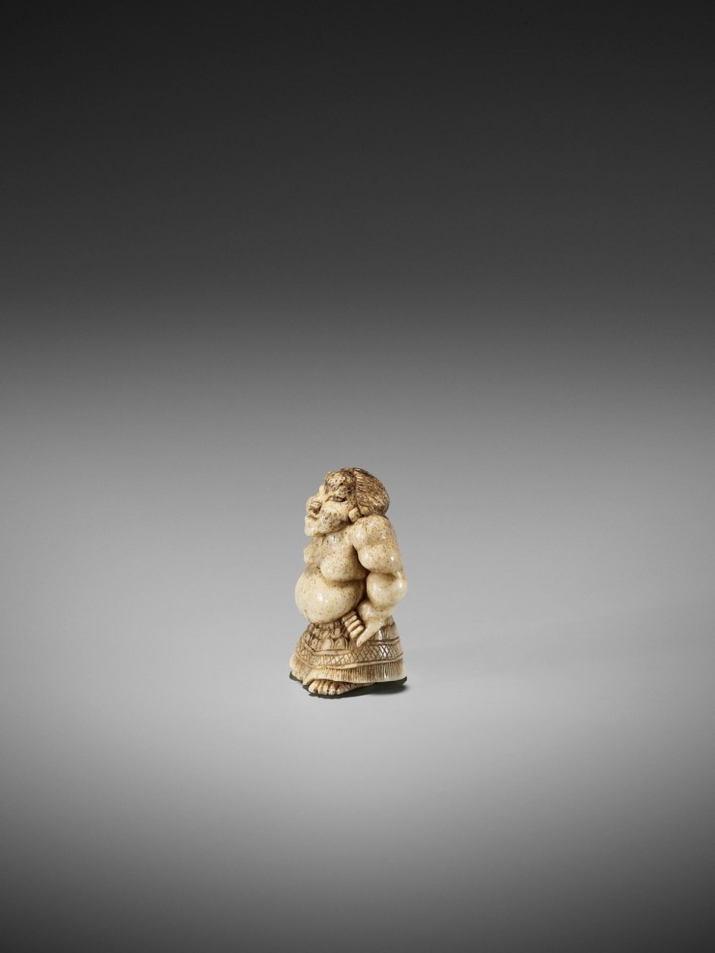 A SUPERB STAG ANTLER NETSUKE OF A SUMO WRESTLER UnsignedJapan, 19th century, Edo period (1615-1868) - Bild 7 aus 13