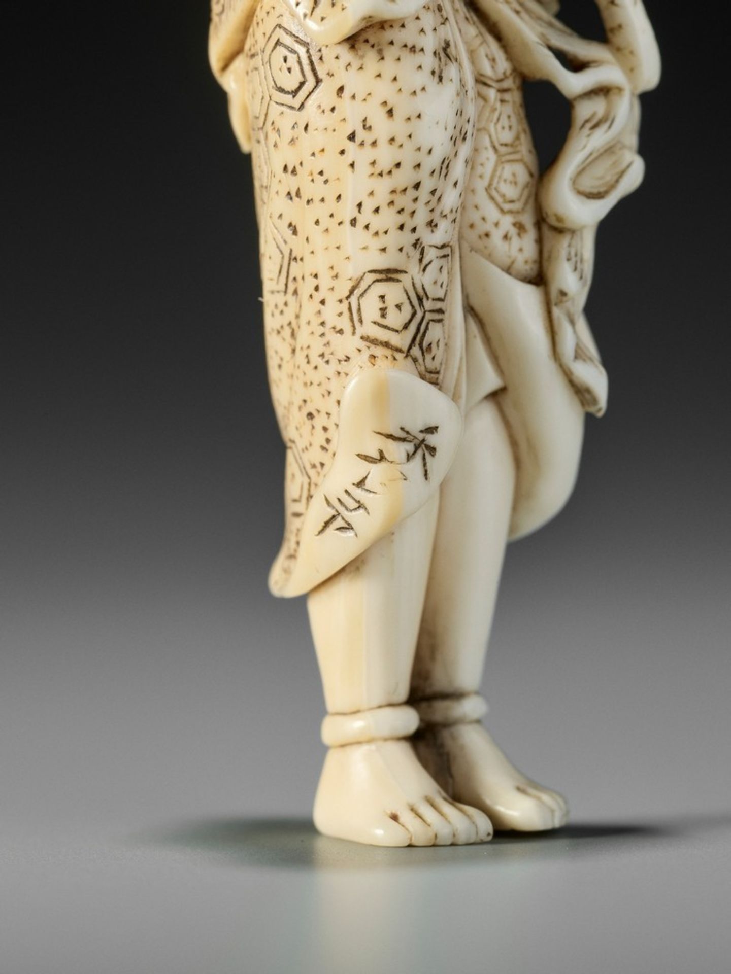 SHUYO: A RARE IVORY NETSUKE OF A BOY HOLDING A LOTUS FLOWER By Shuyo, signed Shuyo 秀予Japan, early - Bild 9 aus 9