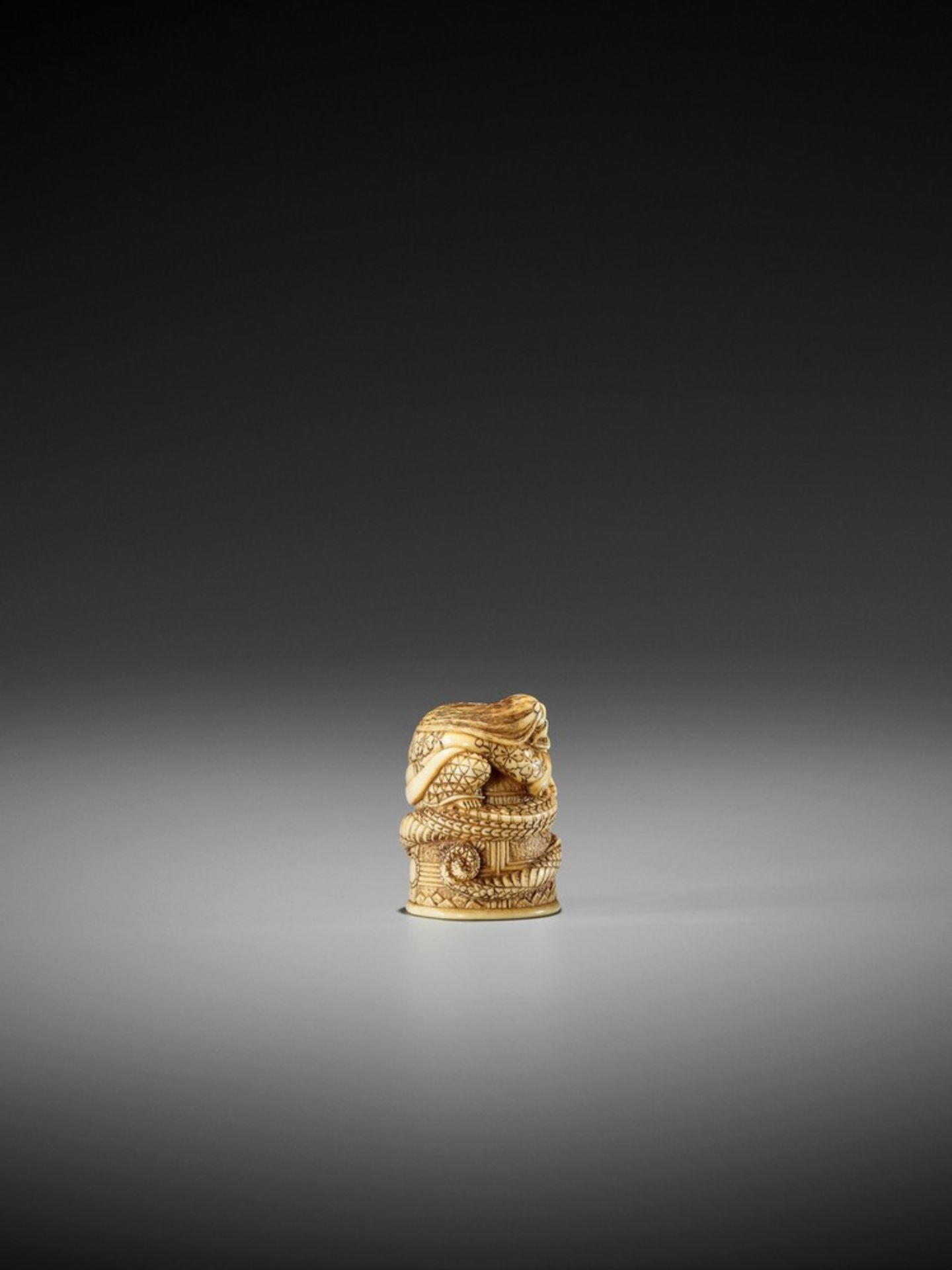 HIDEMASA: A FINE IVORY NETSUKE OF KIYOHIME By Hidemasa, signed Hidemasa 秀正 and kakihanJapan, - Bild 3 aus 11