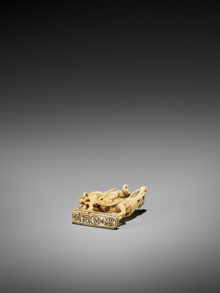 A RARE AND LARGE IVORY SEAL NETSUKE OF YOJO AND CHO BUJUTSU UnsignedJapan, mid-18th century, Edo - Image 12 of 13