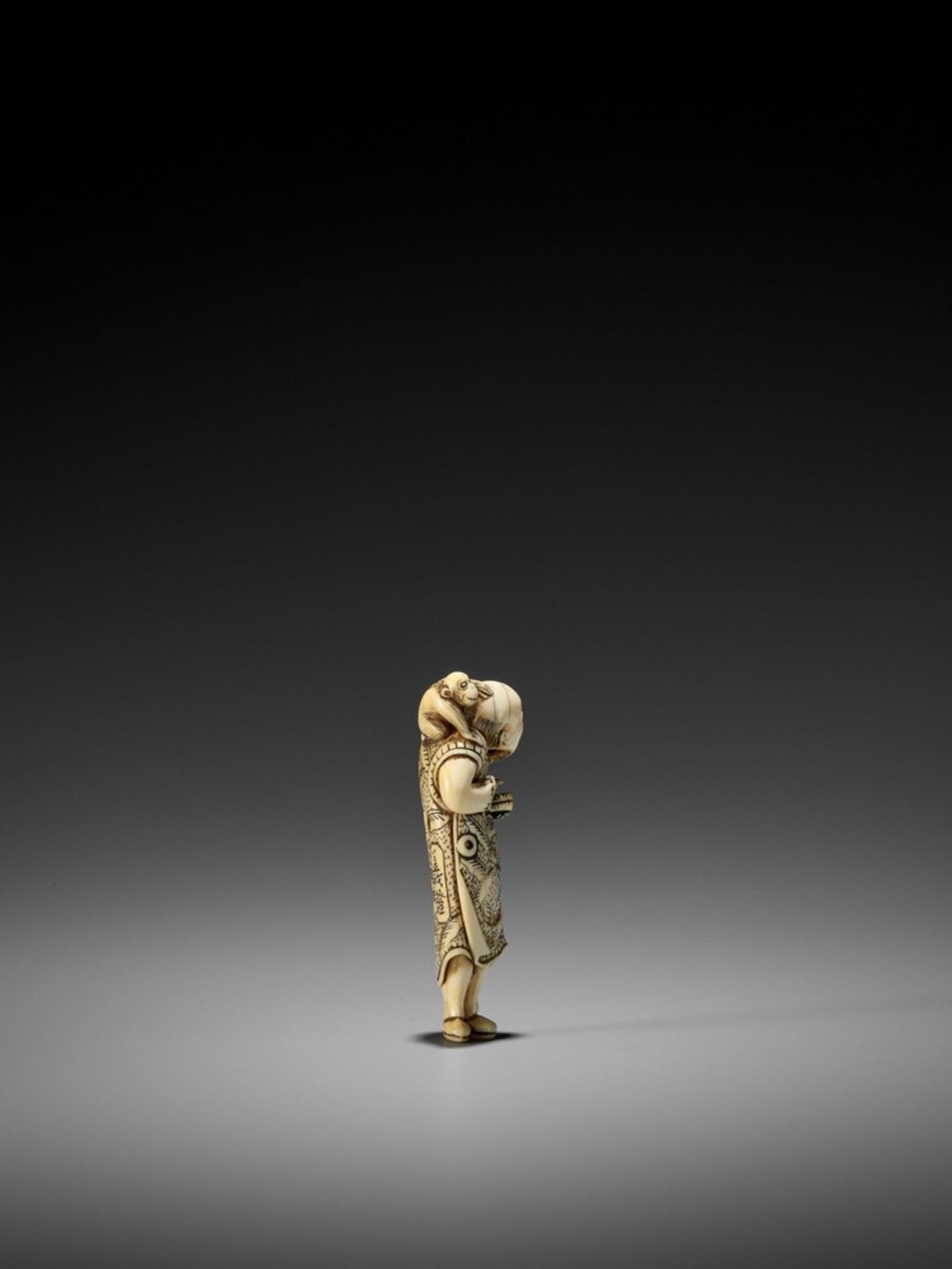 GISHO: AN IVORY NETSUKE OF A SARUMAWASHI By Gisho (Gijo), signed Gisho 義證Japan, late 18th to early - Bild 6 aus 9