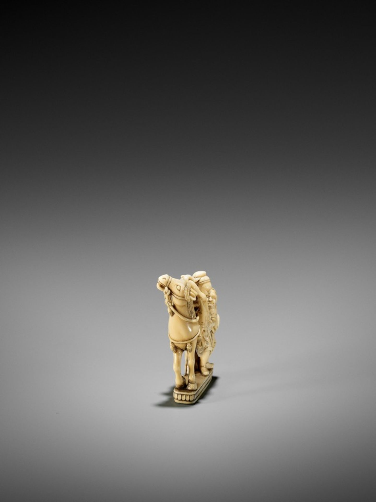 A RARE AND LARGE IVORY SEAL NETSUKE OF YOJO AND CHO BUJUTSU UnsignedJapan, mid-18th century, Edo - Bild 3 aus 13