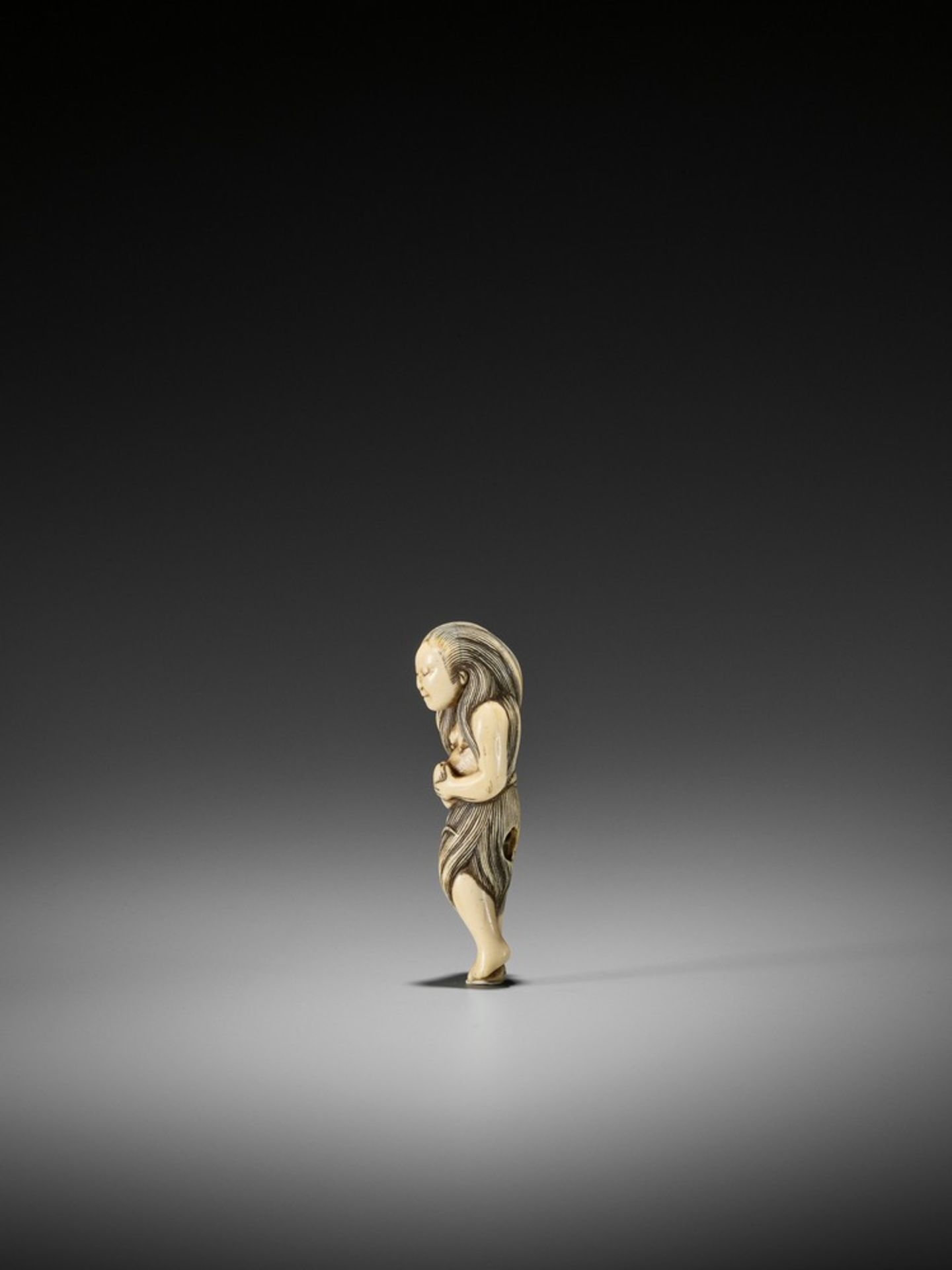 AN EXQUISITE IVORY NETSUKE OF A DIVING GIRL (AMA) UnsignedJapan, 18th century, Edo period (1615- - Image 3 of 8