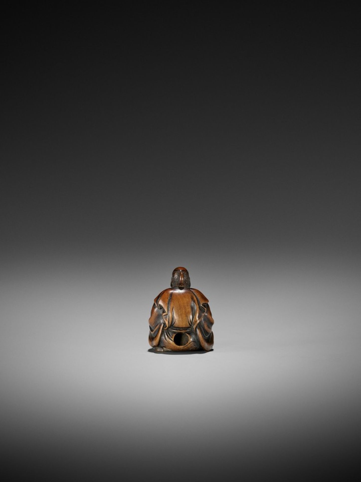 GYOKKO: A FINE WOOD NETSUKE OF A MASK SELLER By Gyokko, signed Gyokko 玉光Japan, Edo, mid-19th - Bild 5 aus 11