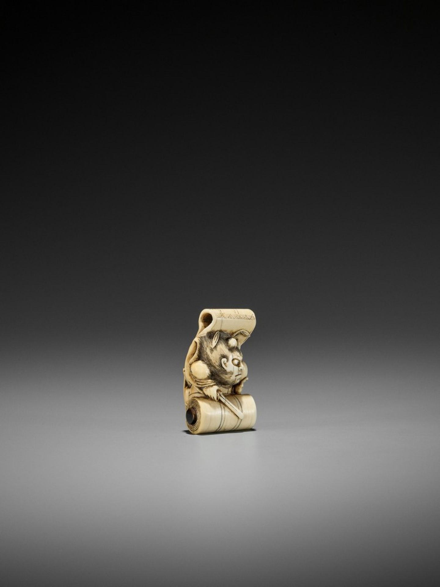 A FINE IVORY NETSUKE OF SHOKI EMERGING FROM A SCROLL ATTRIBUTED TO HIDEMASA Attributed to - Bild 6 aus 7