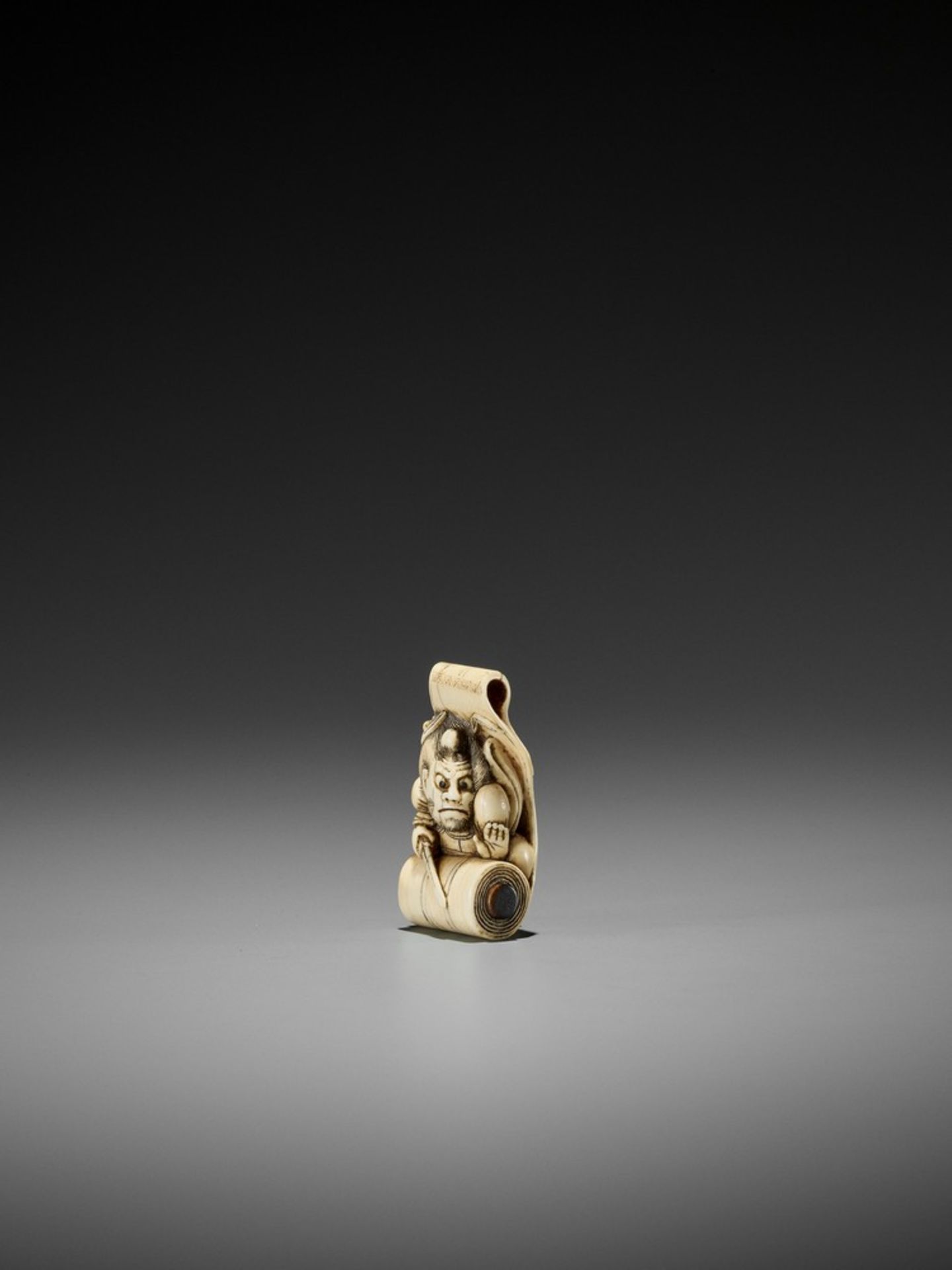 A FINE IVORY NETSUKE OF SHOKI EMERGING FROM A SCROLL ATTRIBUTED TO HIDEMASA Attributed to - Bild 2 aus 7