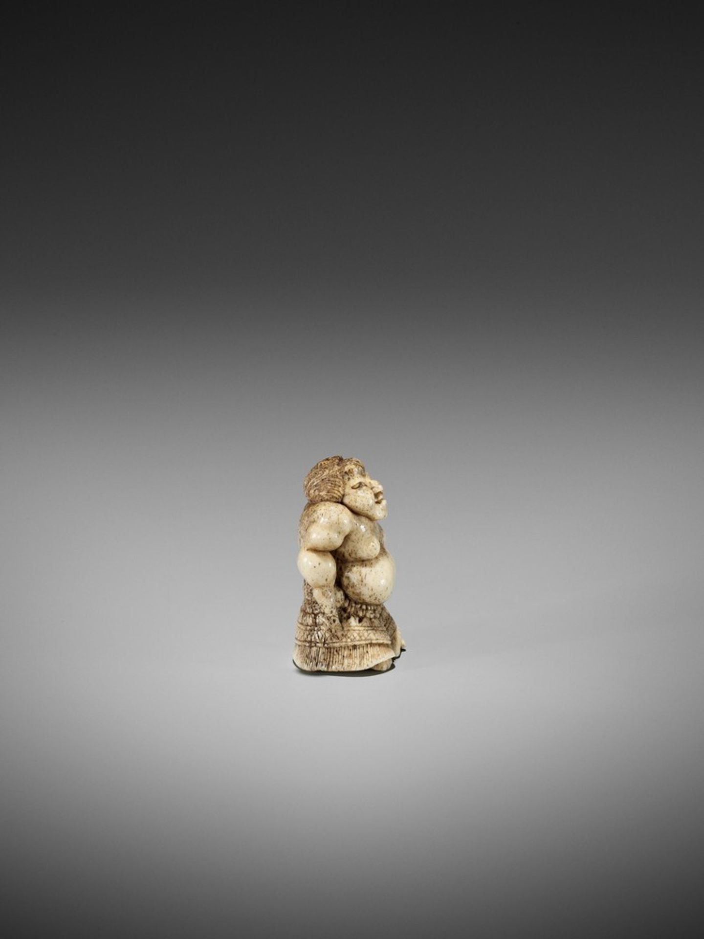 A SUPERB STAG ANTLER NETSUKE OF A SUMO WRESTLER UnsignedJapan, 19th century, Edo period (1615-1868) - Bild 9 aus 13