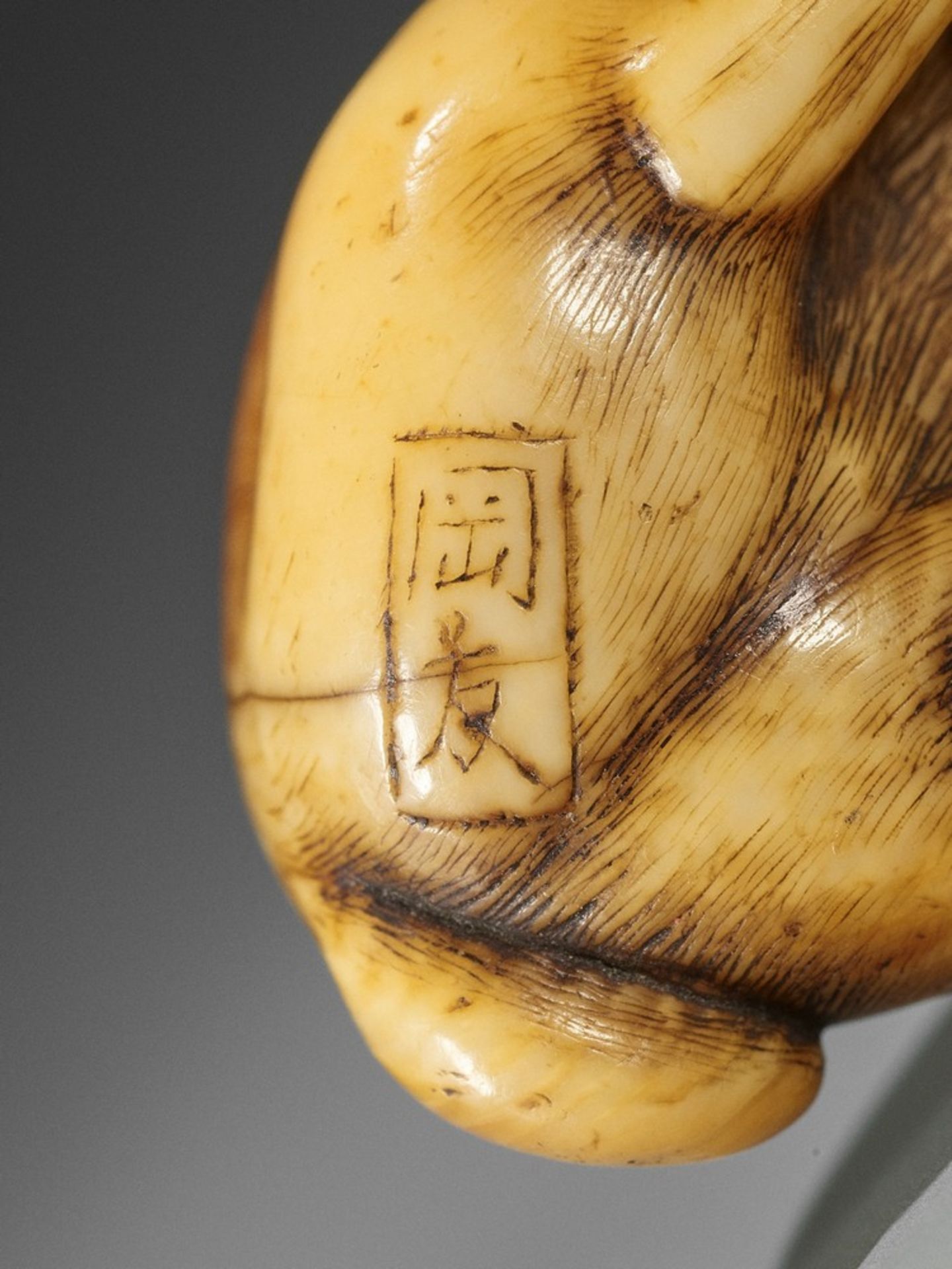 YAMAGUCHI OKATOMO: A FINE IVORY NETSUKE OF A PUPPY WITH WARAJI By Yamaguchi Okatomo, signed - Bild 9 aus 10