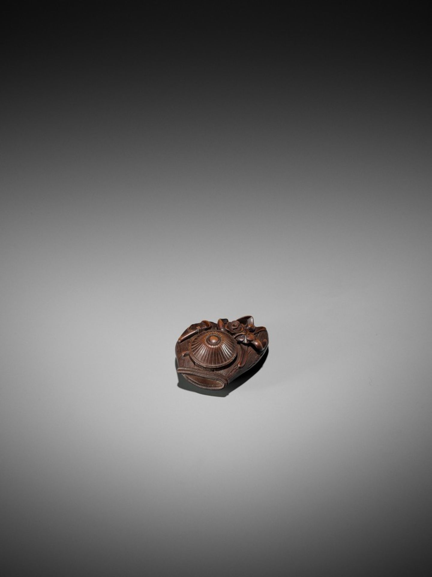 A WOOD NETSUKE REFERENCING OTA DOKAN UnsignedJapan, late 18th to early 19th century, Edo period ( - Bild 5 aus 9