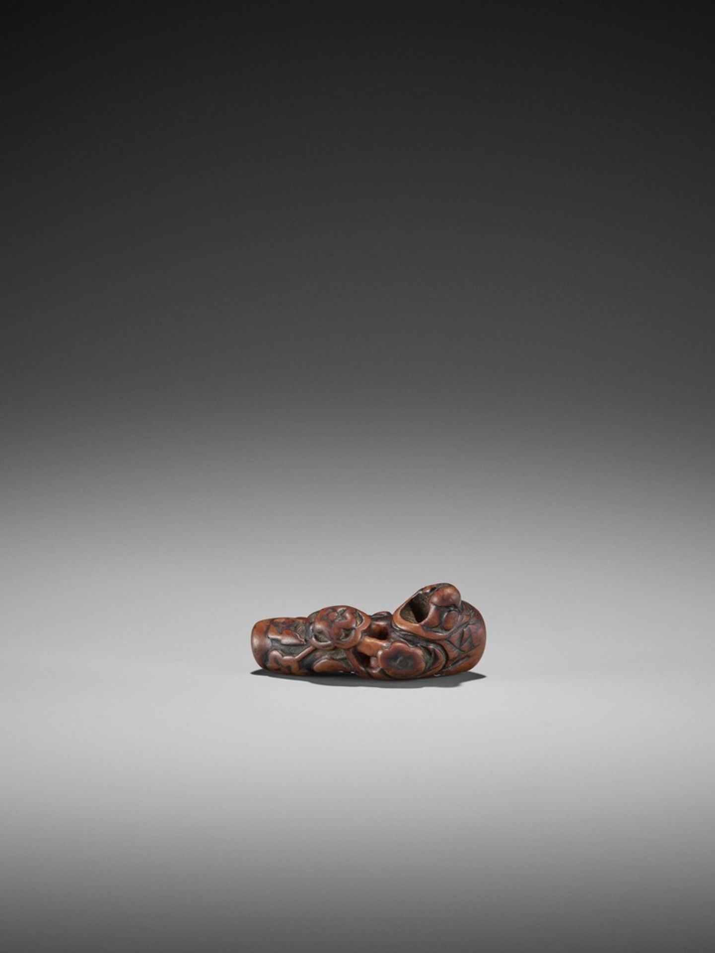 AN OLD WORN WOOD NETSUKE OF BIRDS AND MONKEYS IN A PLUM TREE UnsignedJapan, 18th century, Edo period - Bild 11 aus 12