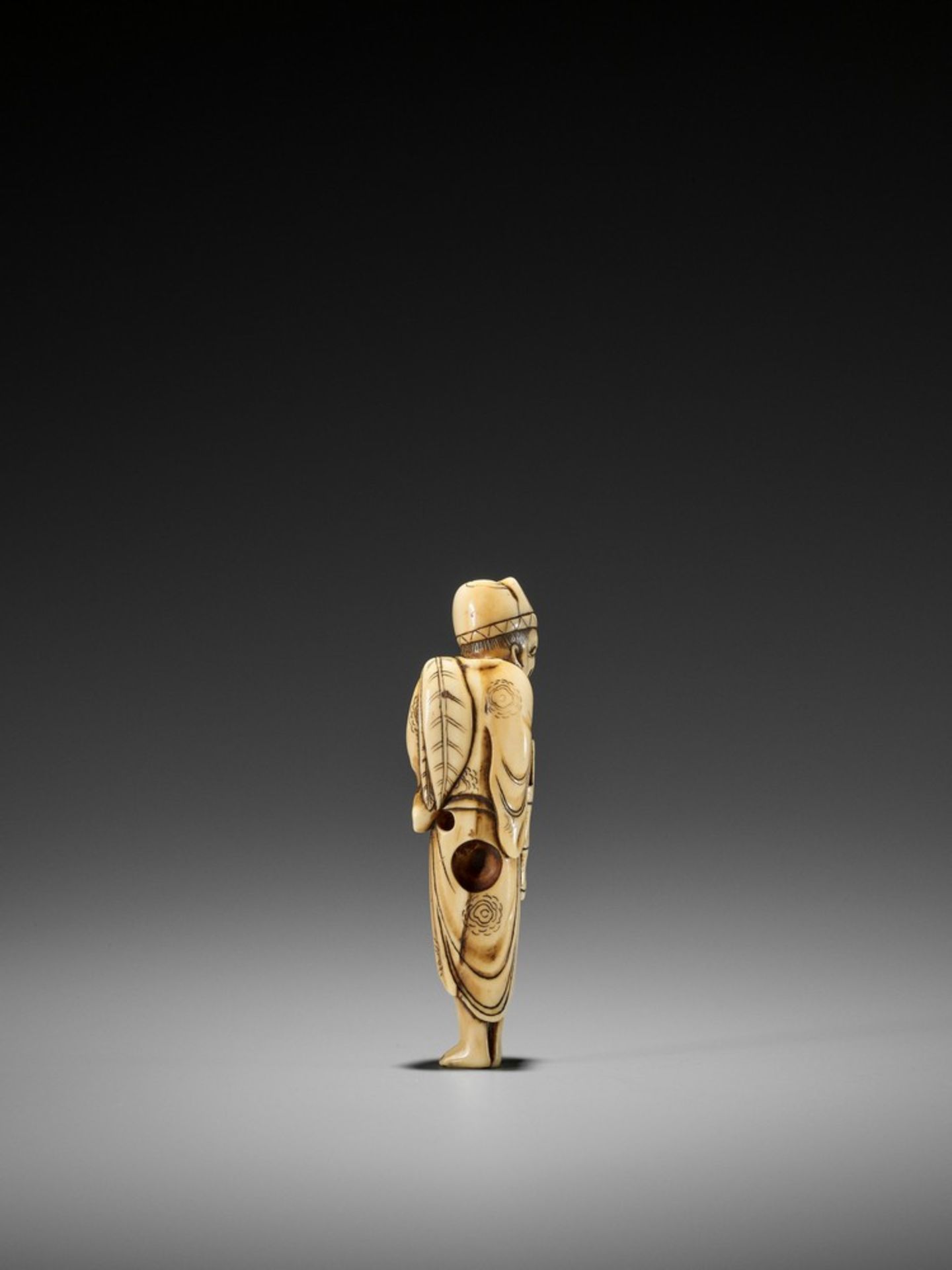 A VERY RARE TALL IVORY NETSUKE OF A CHINESE DOCTOR UnsignedJapan, 18th century, Edo period (1615- - Bild 2 aus 8